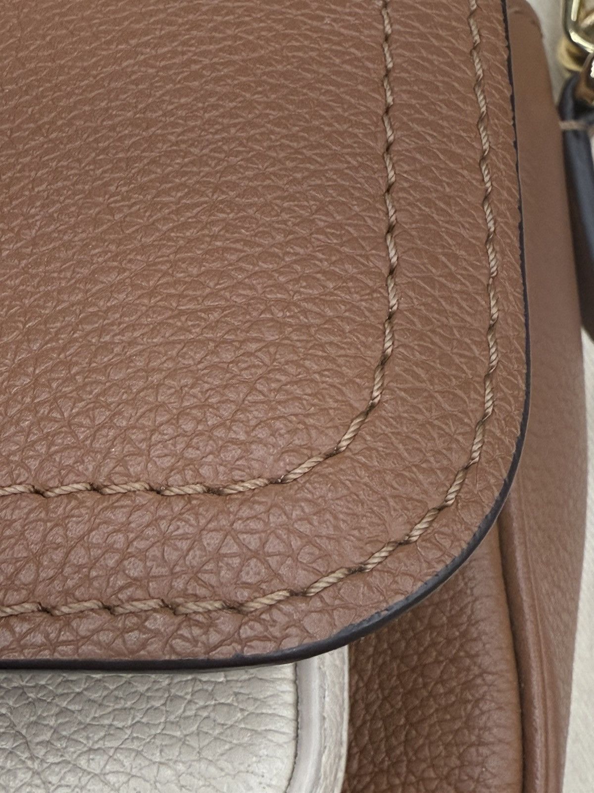 Louis Vuitton AUTHENTIC Louis Vuitton Lockme Tender Calfskin Leather Bag Size ONE SIZE - 23 Thumbnail