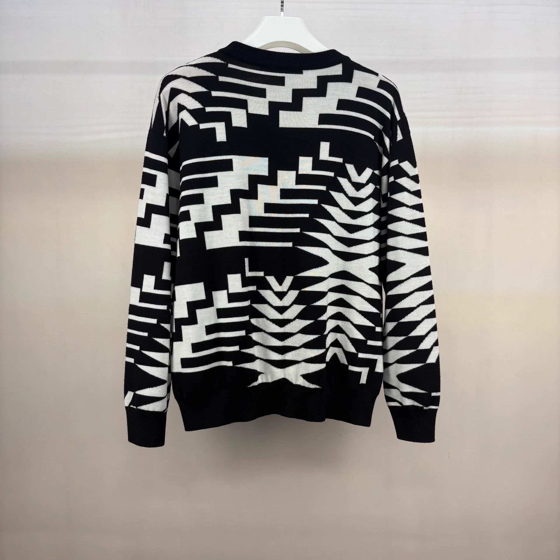 Louis Vuitton lv black white jacquard logo wool sweater M NWT ITALY Size US M / EU 48-50 / 2 - 2 Thumbnail