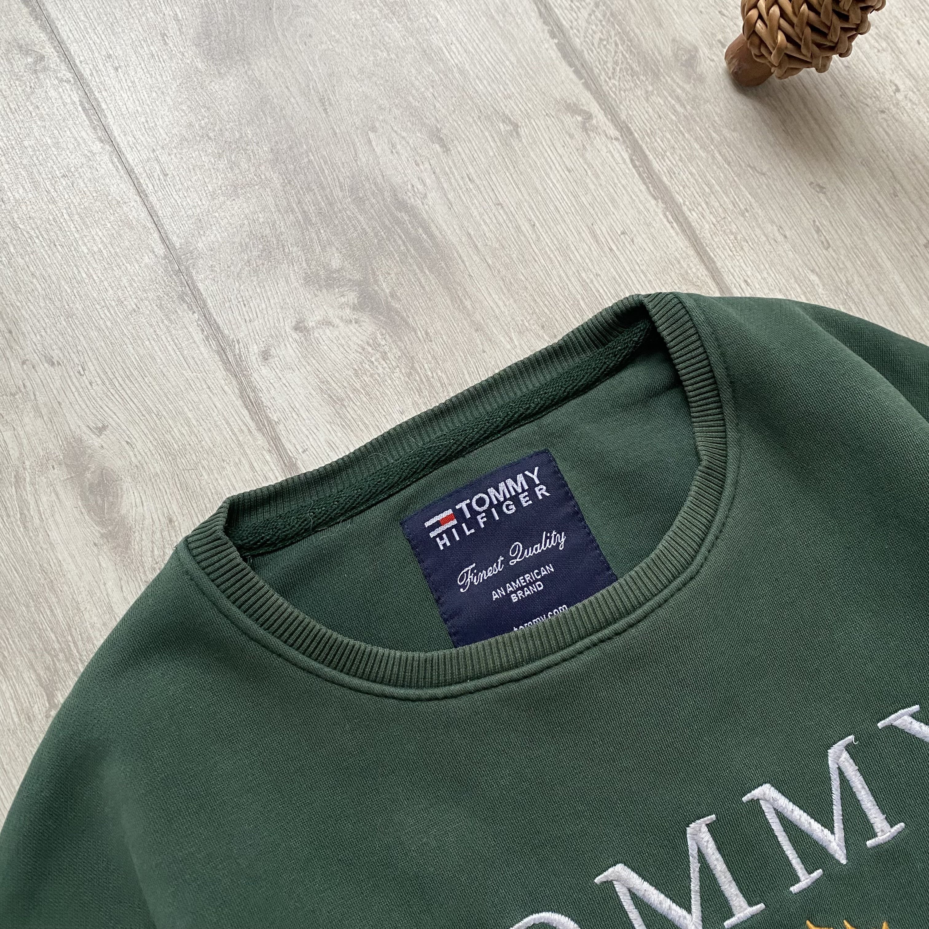 Tommy Hilfiger Vintage 00s Trashed Tommy Hilfiger Big Logo Sweatshirt Faded Size US L / EU 52-54 / 3 - 5 Thumbnail