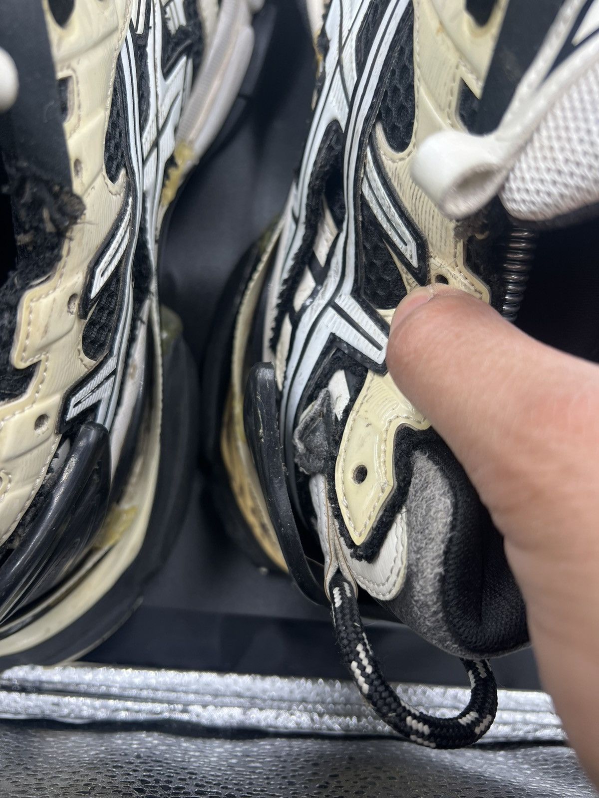 Balenciaga Size 11us / 44eu Balenciaga Runner Black White Size US 11 / EU 44 - 11 Thumbnail