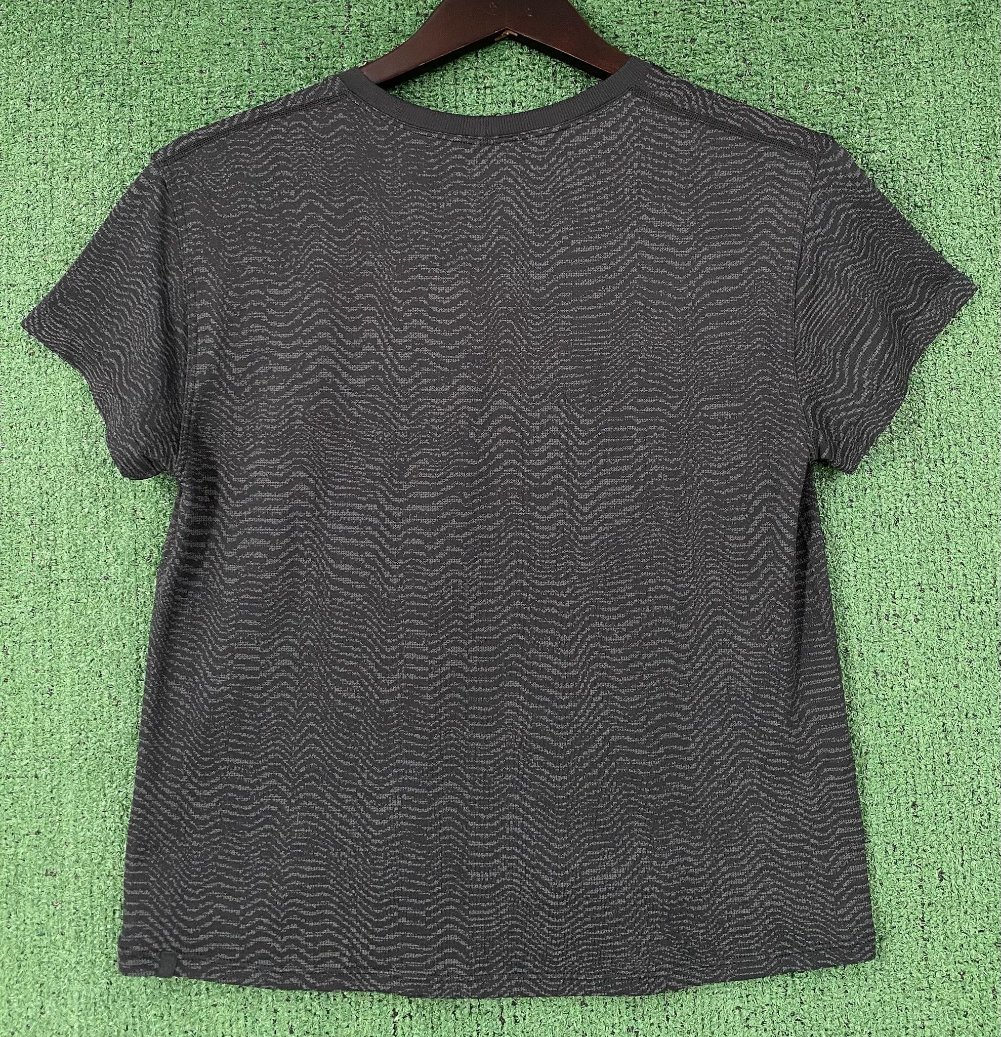 Lululemon Lululemon Train to Be Ripple Wave Black Cropped Top 8 Size M / US 6-8 / IT 42-44 - 4 Thumbnail
