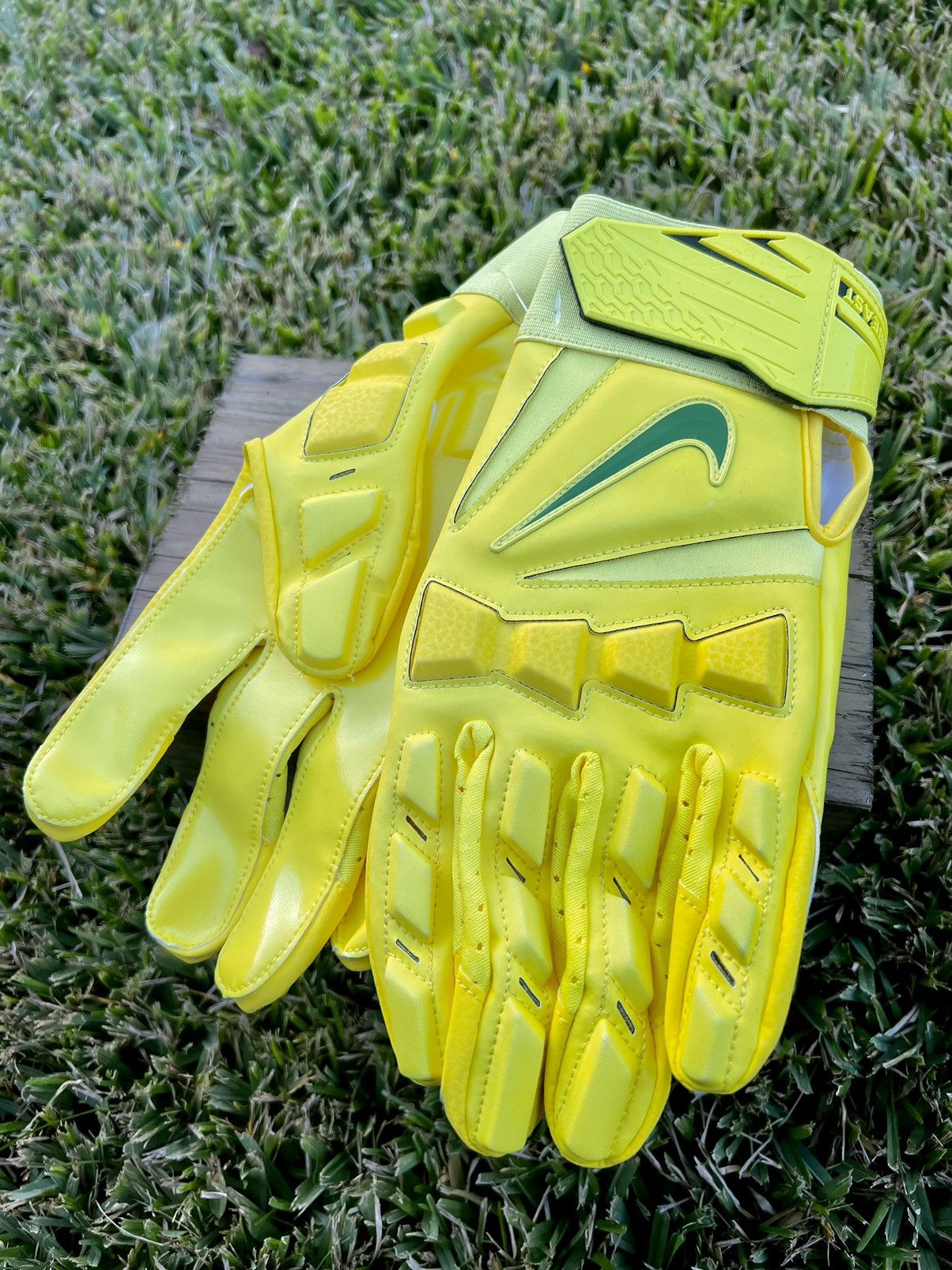 Hyperbeast 2.0 lineman gloves deals