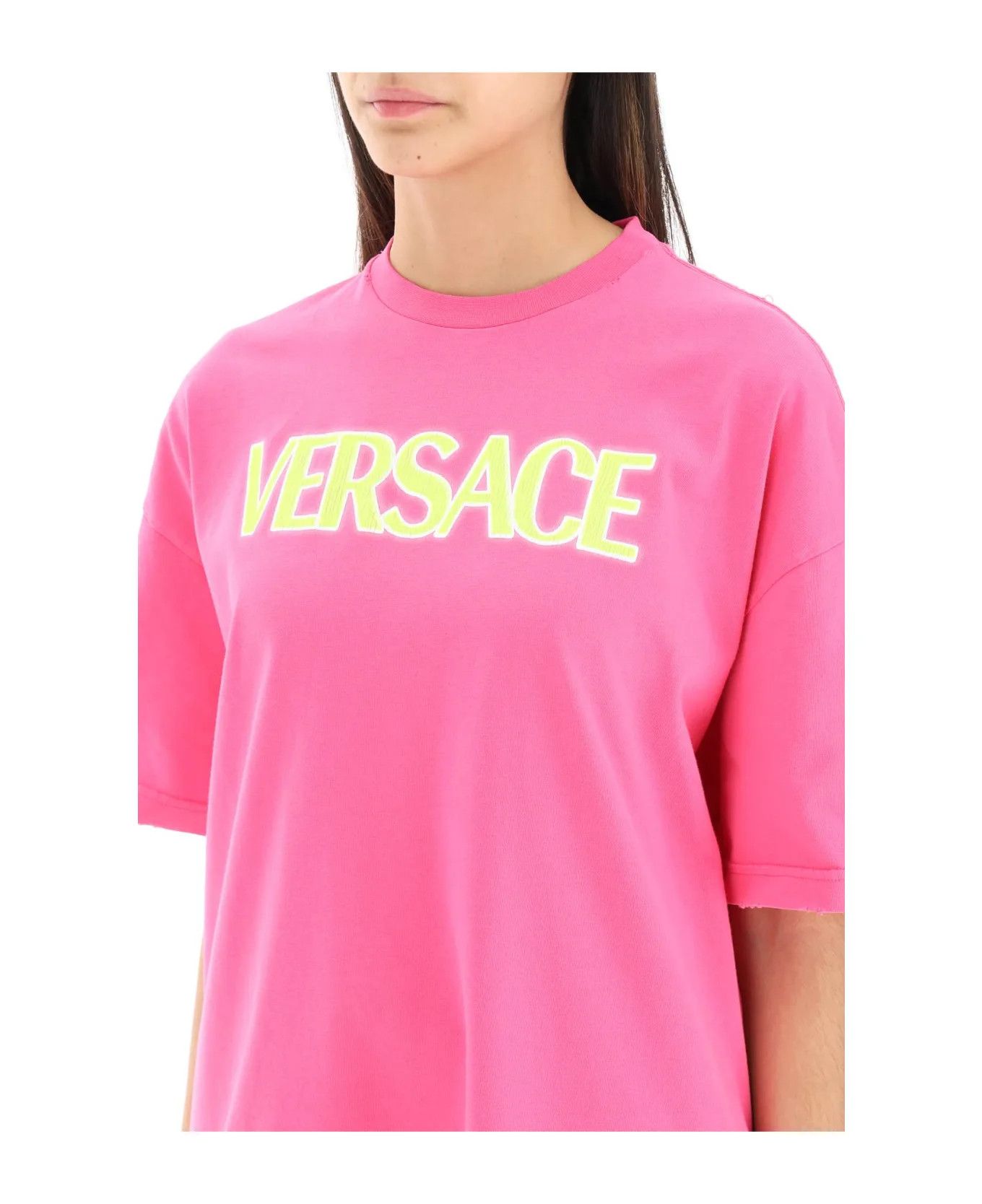 Versace o1y0226 Logo Crewneck T-Shirt in Fuchsia Size S / US 4 / IT 40 - 4 Thumbnail