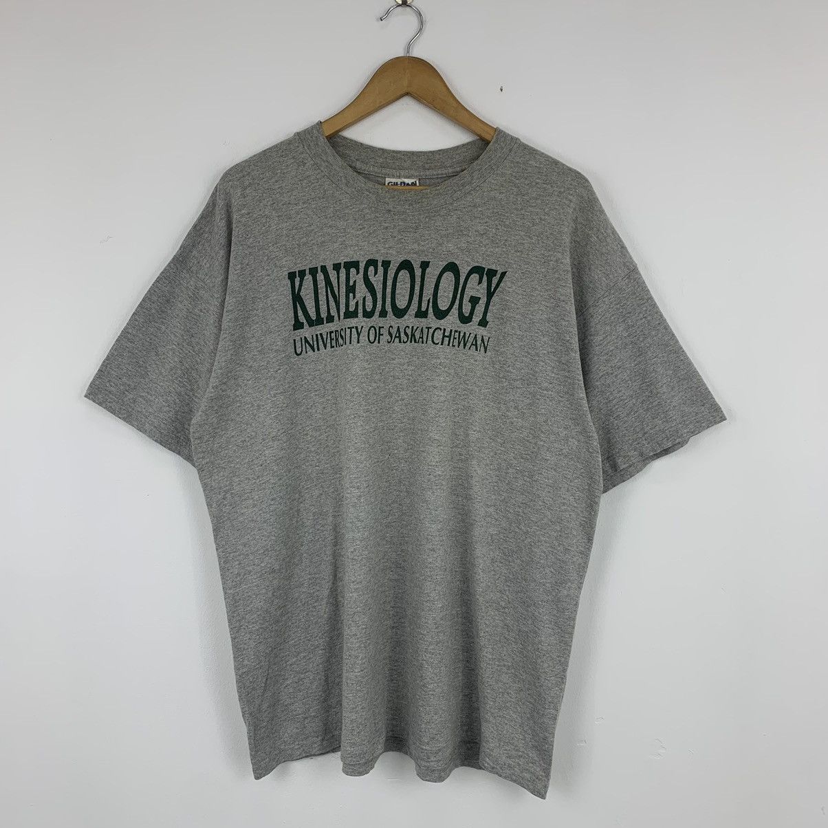 Vintage Vintage 90’s University of Saskatchewan T-Shirt Size US XL / EU 56 / 4 - 1 Thumbnail