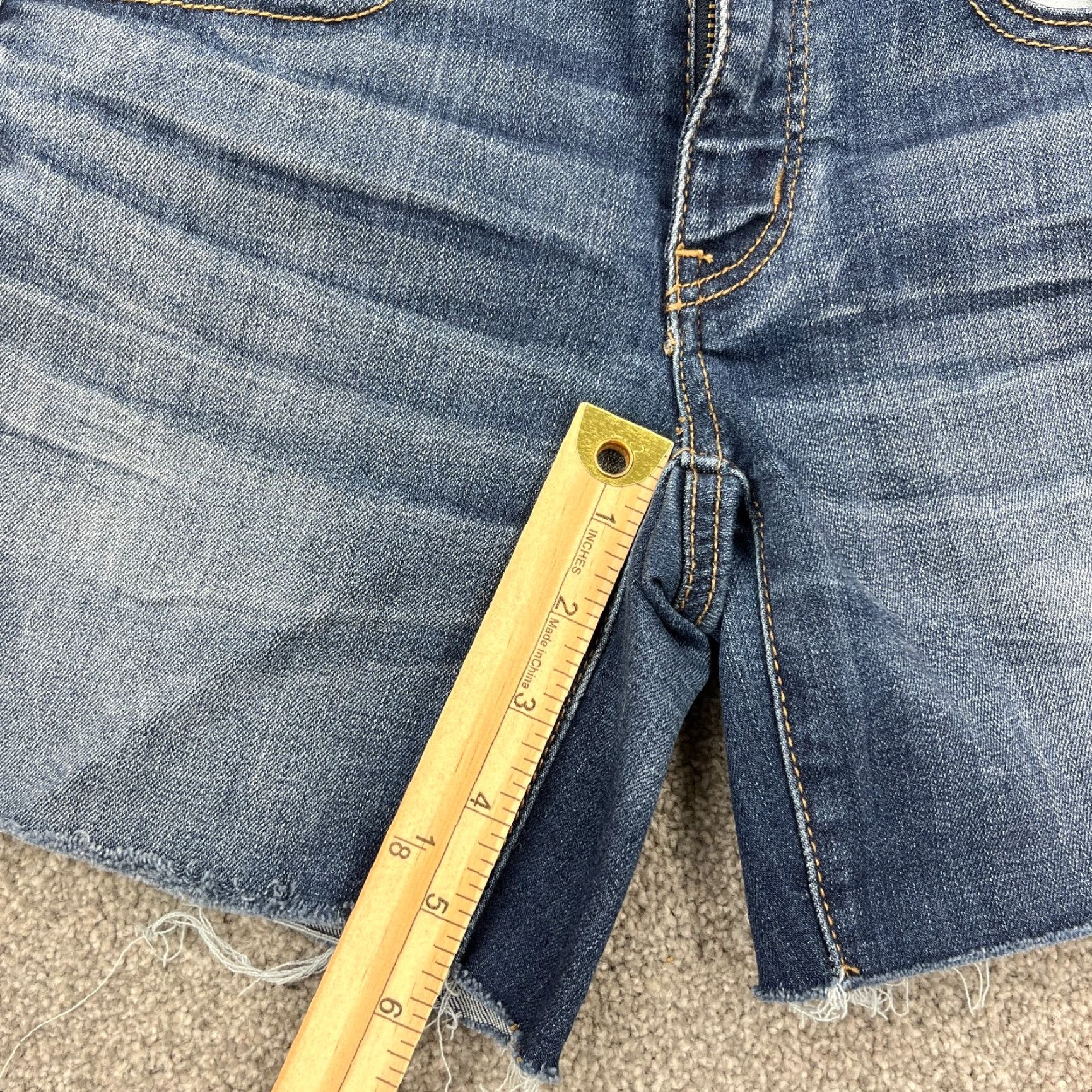 American Eagle Outfitters VINTAGE American Eagle Outfitters Shorts Women 2 Midi Cut Off Dark Wash Frayed AEO F21 Size 26" / US 2 / IT 38 - 3 Thumbnail