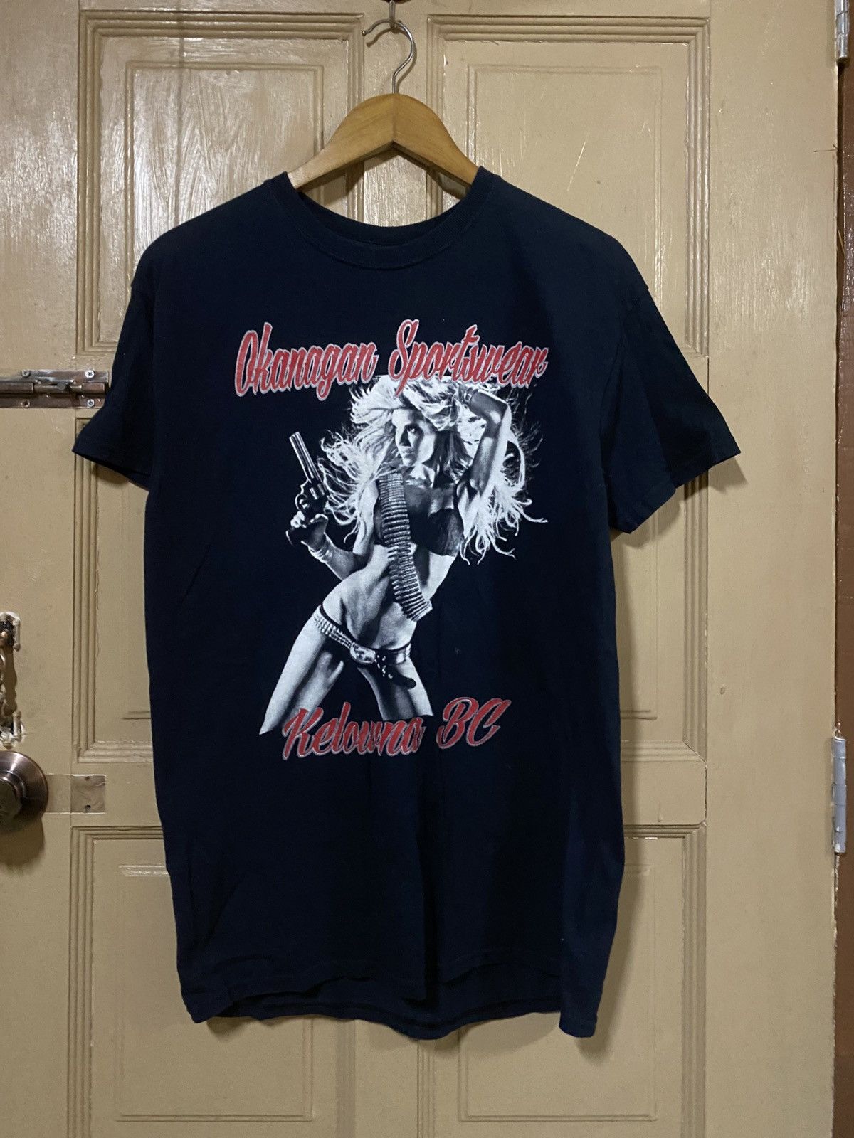 Vintage Vintage Okanagan Sportwear Kelowna BC Gun Girl Graphic Tee Size US M / EU 48-50 / 2 - 3 Thumbnail