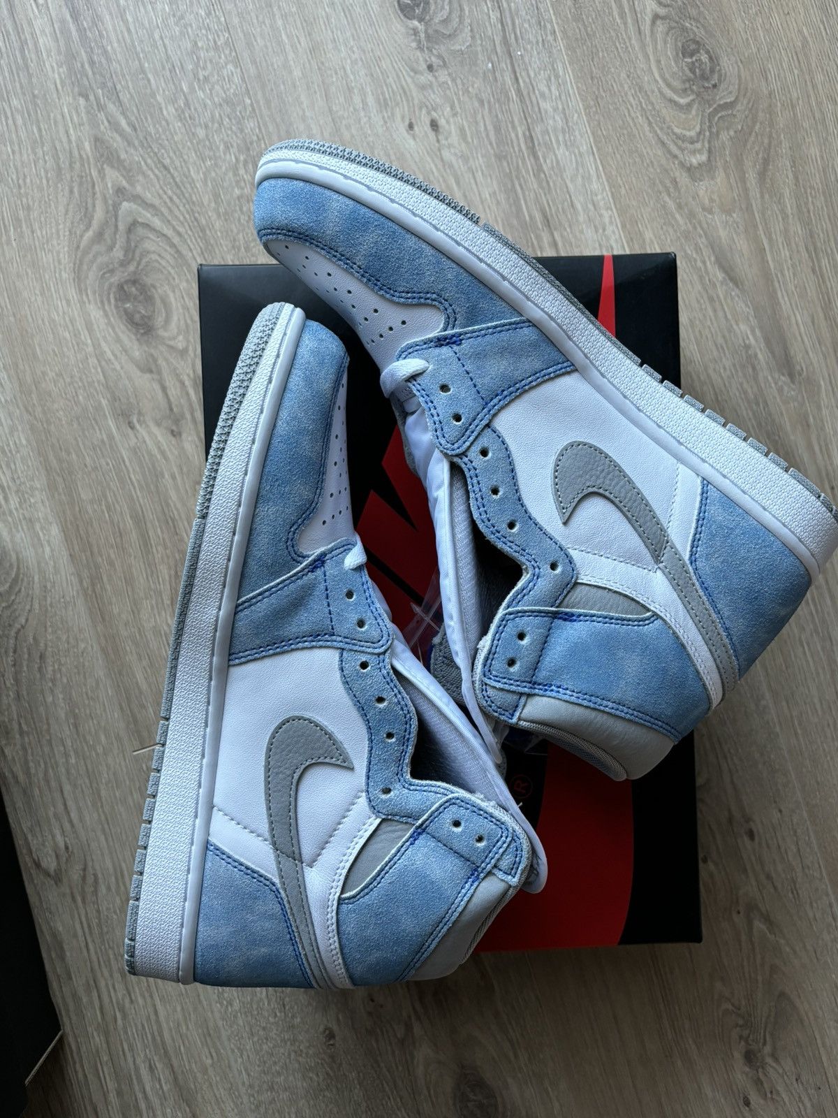 Jordan Brand Air Jordan 1 Retro High OG Hyper Royal Smoke Grey 11 US Size US 11 / EU 44 - 4 Thumbnail