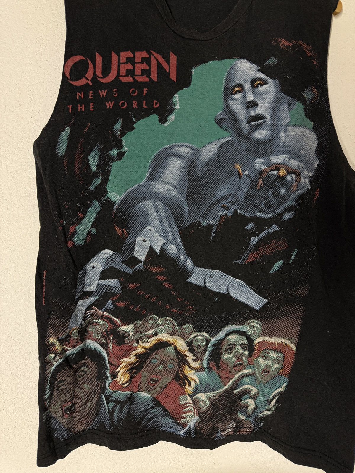 Band Tees Vintage Queen news of the world Sleeveles tank top Size US M / EU 48-50 / 2 - 3 Thumbnail