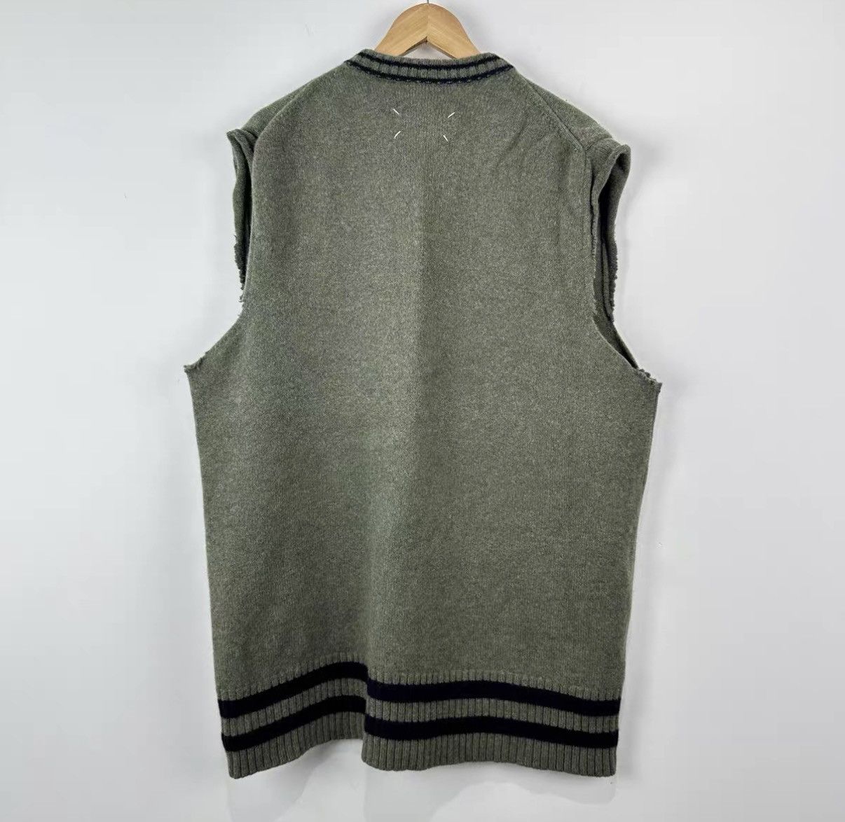 Maison Margiela Maison Margiela V-neck Wool Vest J42 Size US L / EU 52-54 / 3 - 2 Thumbnail