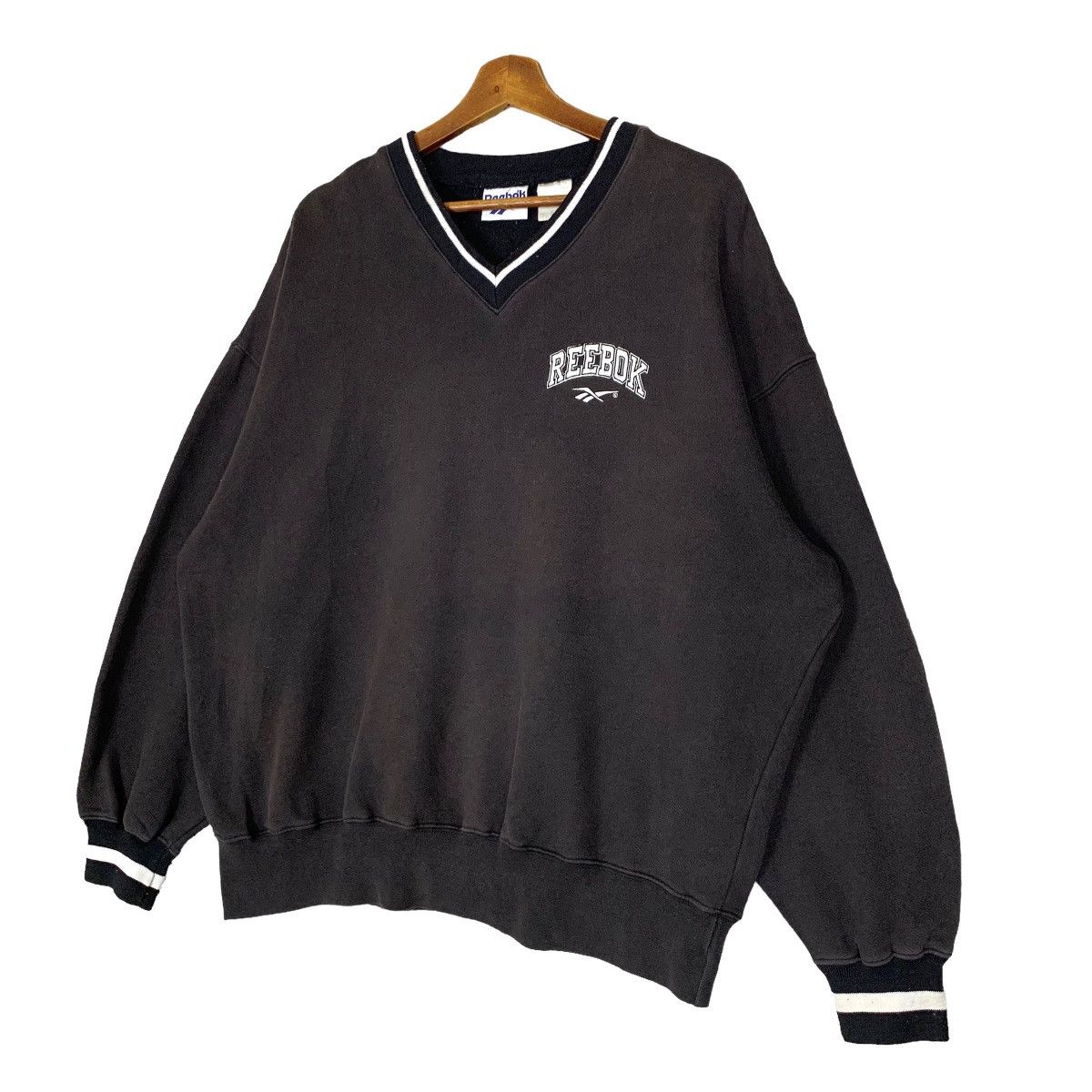 Reebok × Vintage Vintage Reebok Streetwear Small Logo VNeck Sweatshirt Size L Size US L / EU 52-54 / 3 - 4 Thumbnail