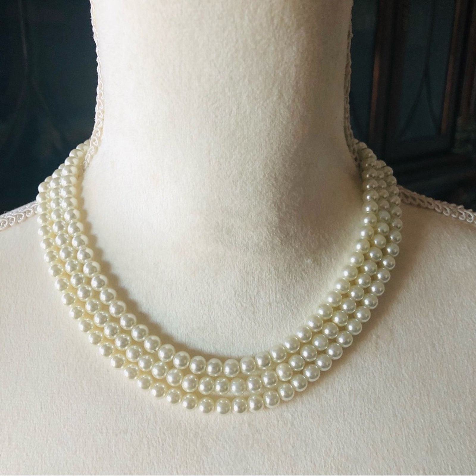 Vintage Vintage Feinberg triple strand white glass pearl necklace Size ONE SIZE - 8 Thumbnail