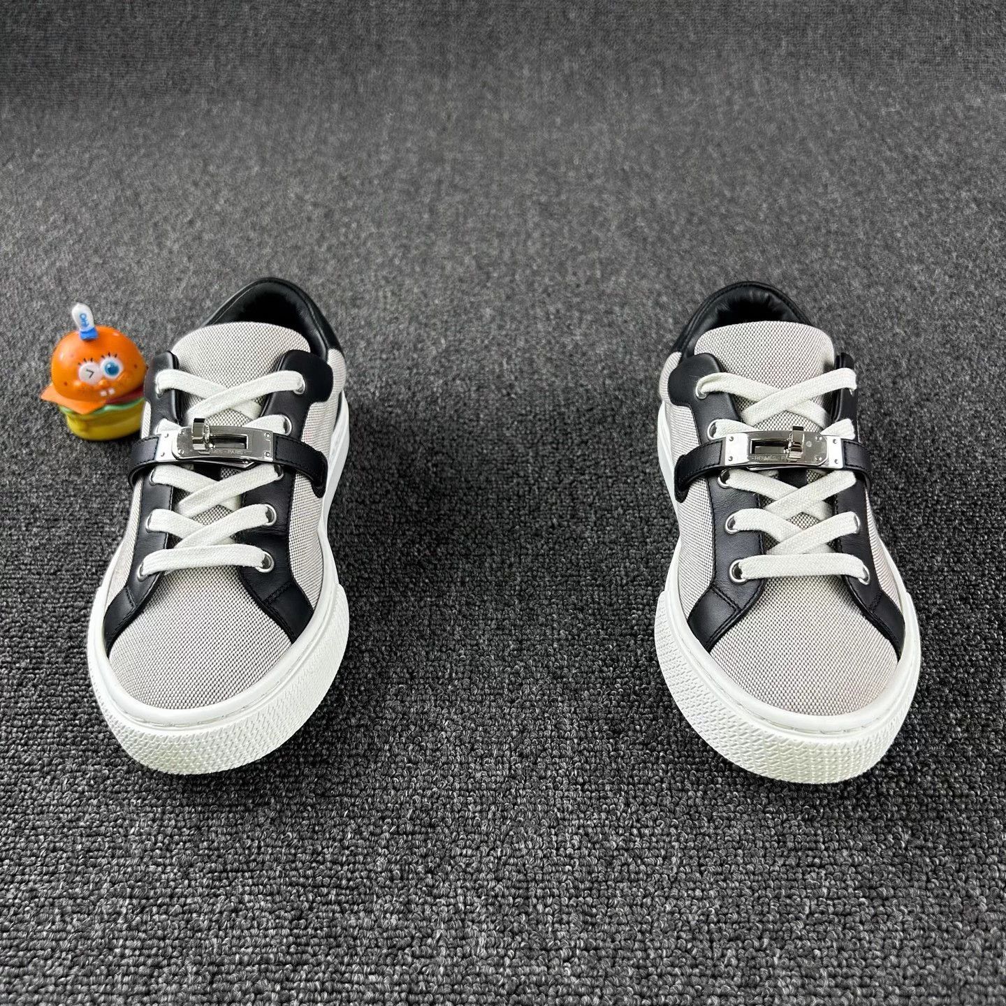 Hermes Hermes Silver Buckle Sneakers EUR 35 Pre-Owned Size US 4 / IT 34 - 2 Thumbnail