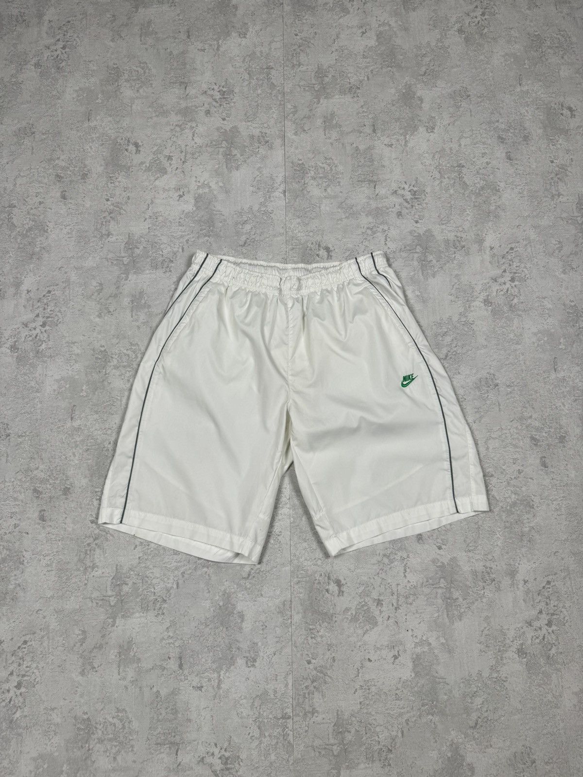 Nike Vintage Nike Y2K Streetwear Sportswear White Shorts Size L Size US 34 / EU 50 - 1 Thumbnail