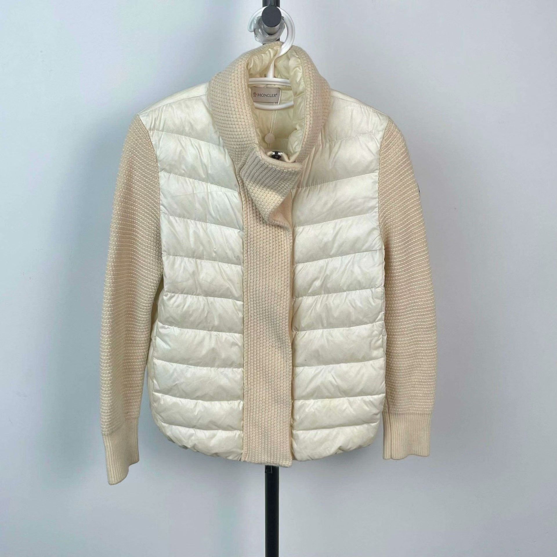 Moncler Moncler Down White Down Jacket S Women Size S / US 4 / IT 40 - 1 Thumbnail