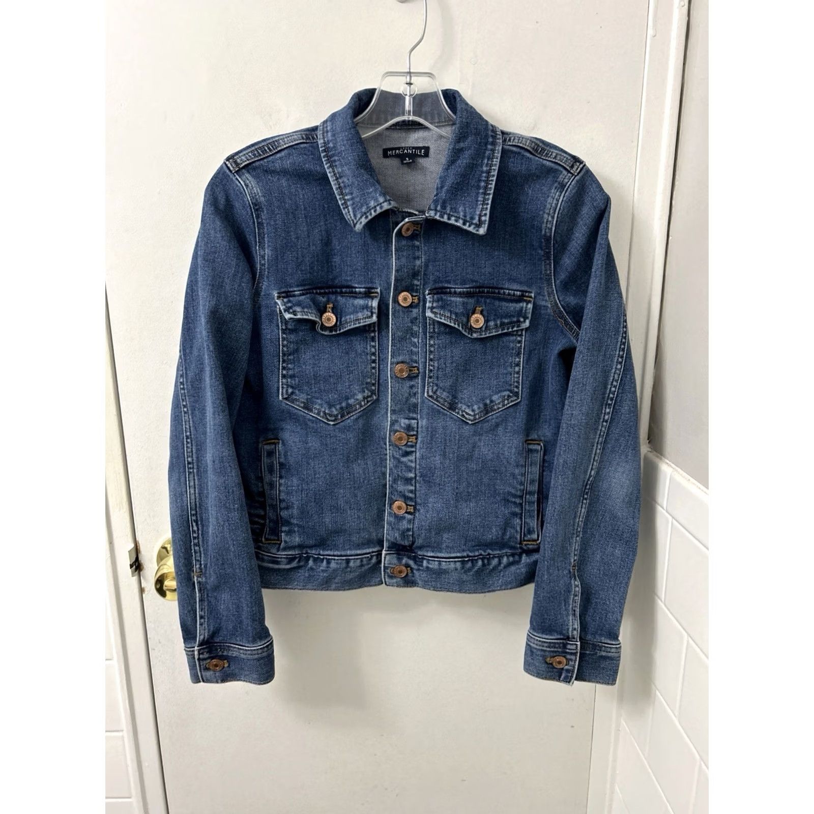 Denime J.Crew Mercantile Denim Trucker Jacket Womens Small Medium Wash Blue Pockets L/S Size S / US 4 / IT 40 - 2 Thumbnail