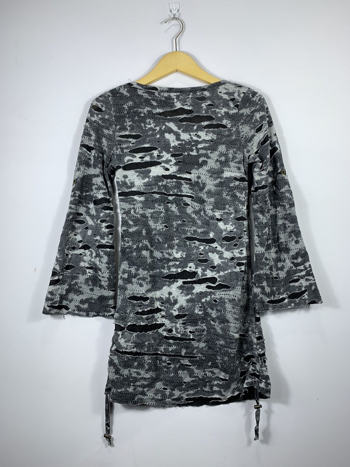 DISTRESSED NATIVE AMERICAN CRAZY ABSTRACT LONG SLEEVE