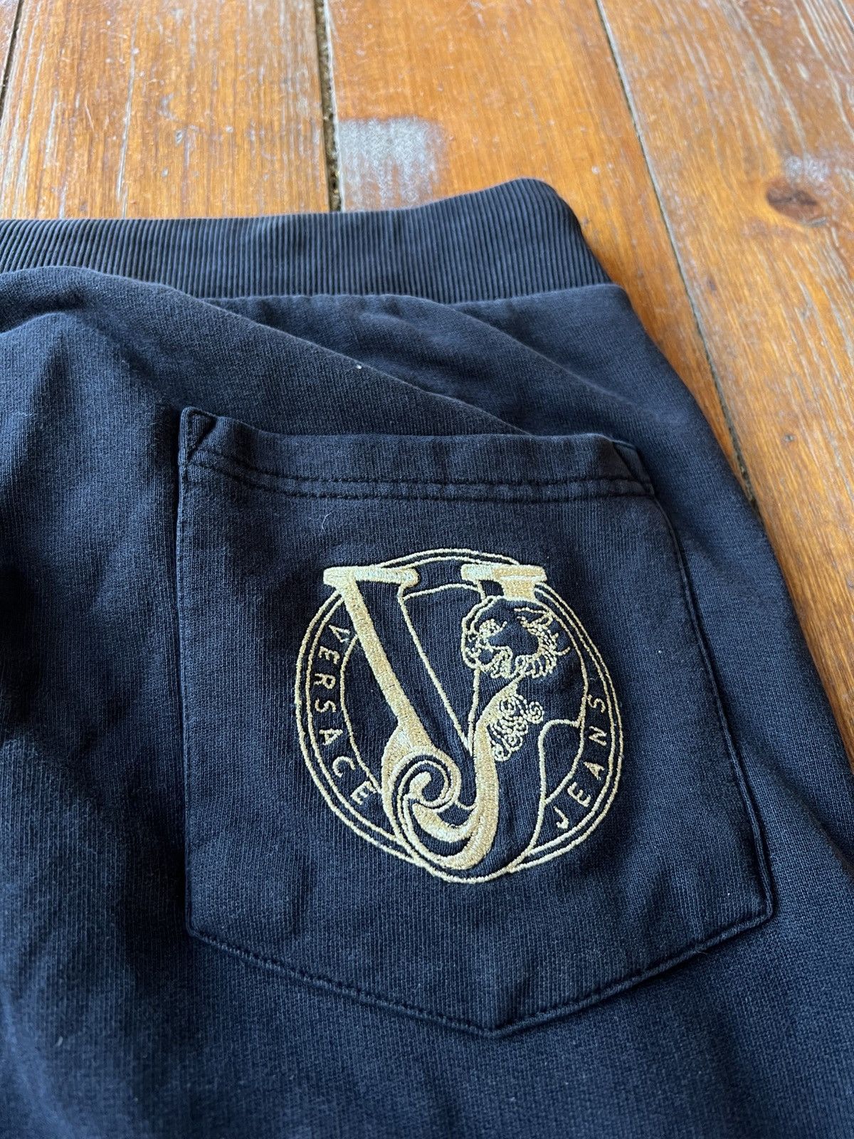 Versace Jeans Couture VINTAGE VERSACE JEANS COUTURE JOGGERS MEDISA GOLD LOGO PANTS Size US 36 / EU 52 - 5 Thumbnail