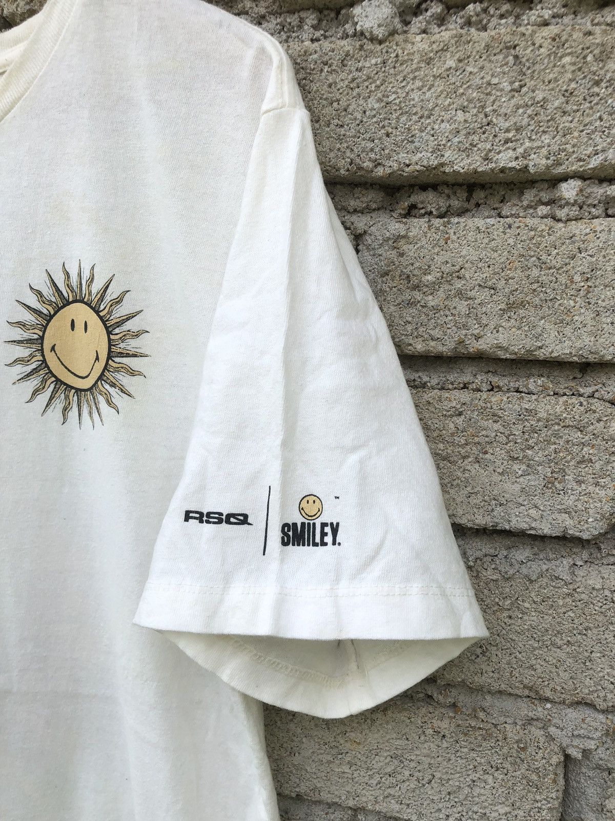 Japanese Brand RARE RSQ x Smiley Spread Warmth Backhit Tee Size US L / EU 52-54 / 3 - 12 Thumbnail