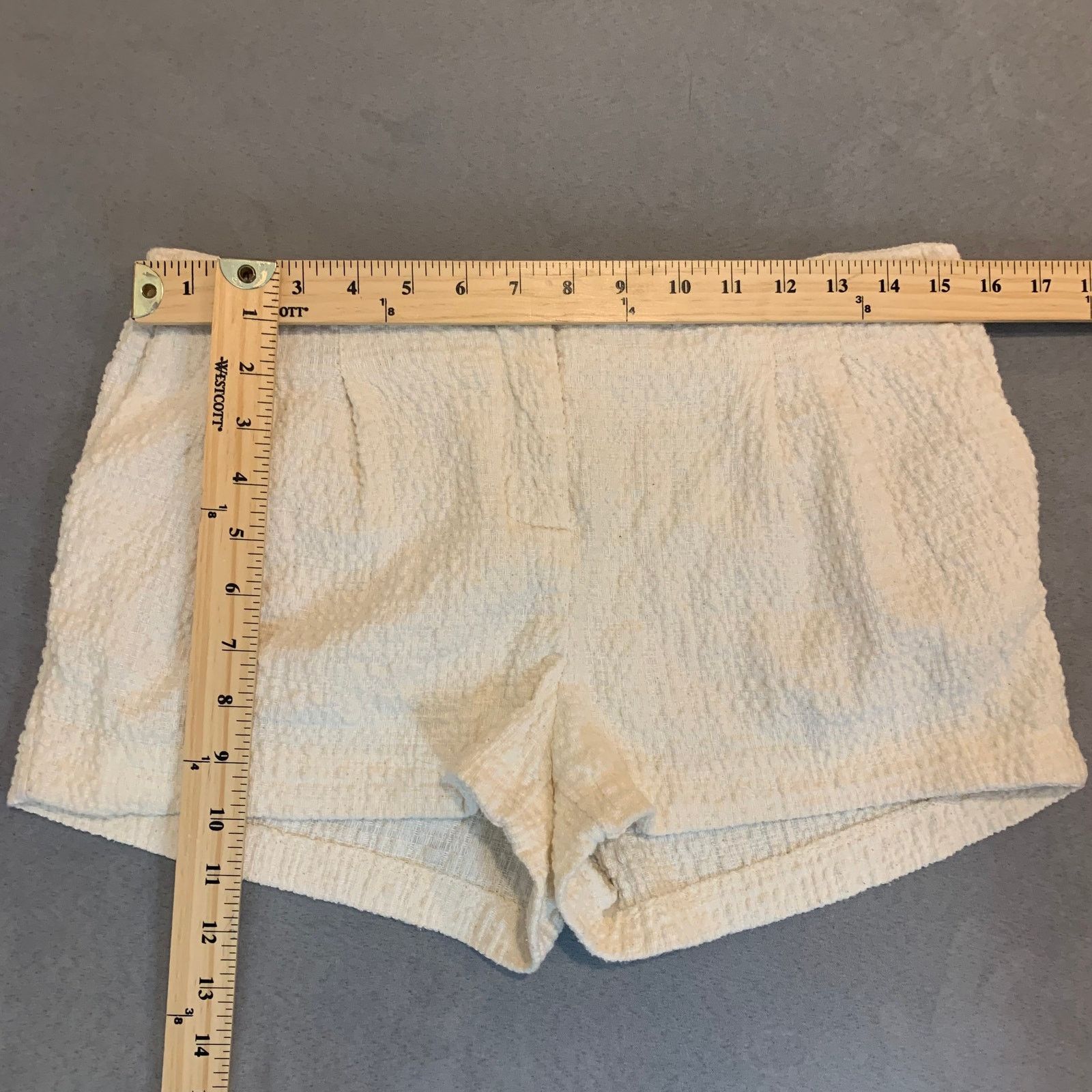 H&M H&M Cream Ivory Textured Pleated Shorts 8 M Medium Size 30" / US 8 / IT 44 - 3 Thumbnail
