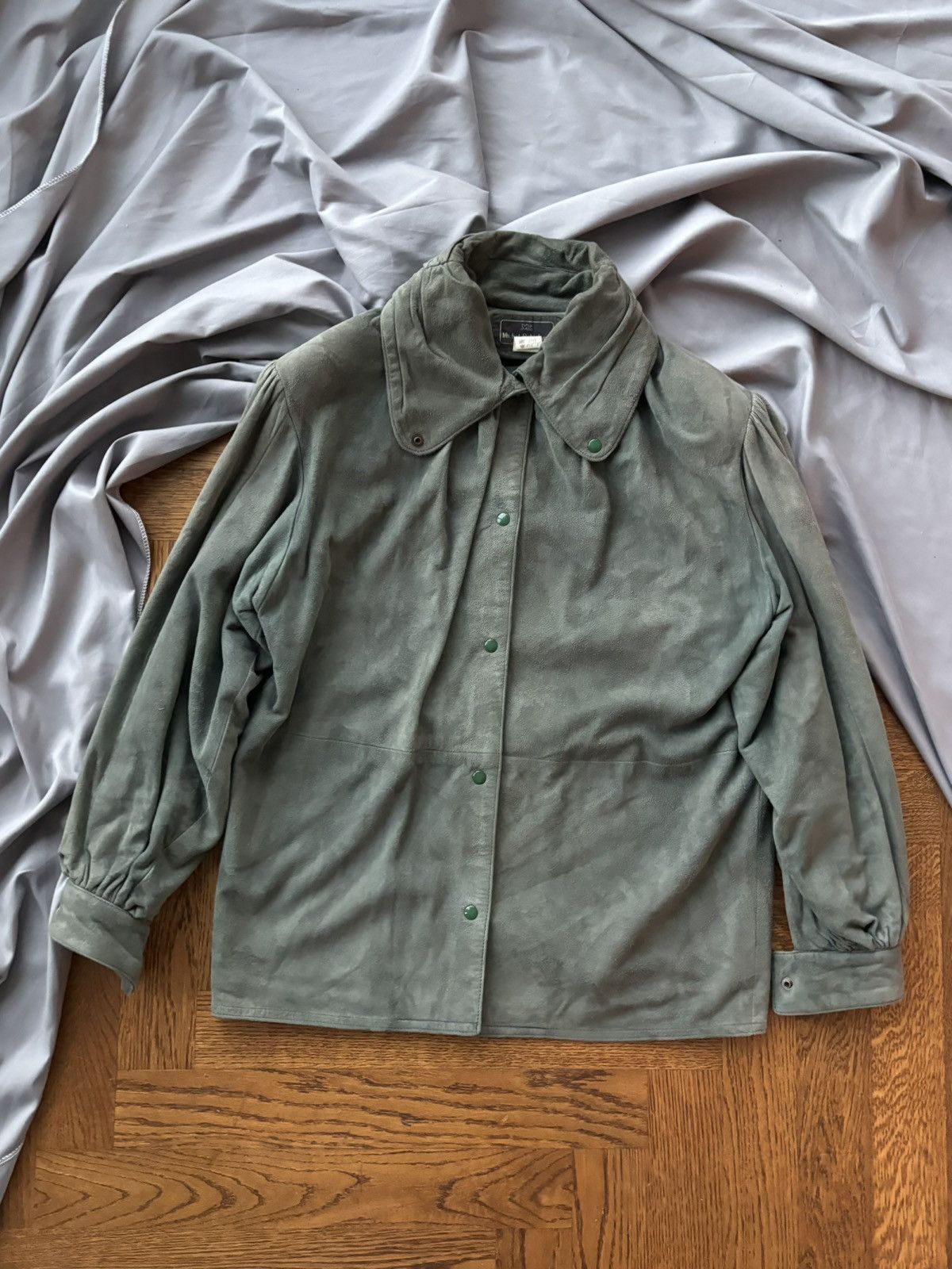 Vintage 1970s Suede Coat Vintage Sage Green Cropped Jacket Pleat 70s Size M / US 6-8 / IT 42-44 - 1 Thumbnail