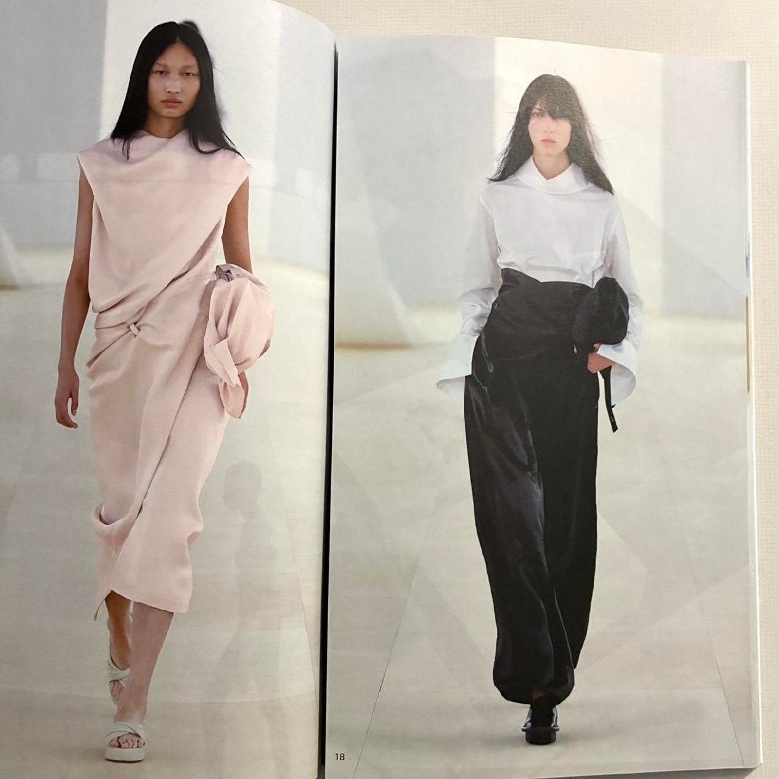Issey Miyake × Japanese Brand Issey Miyake spring summer 2024 look book catalog Size ONE SIZE - 4 Thumbnail