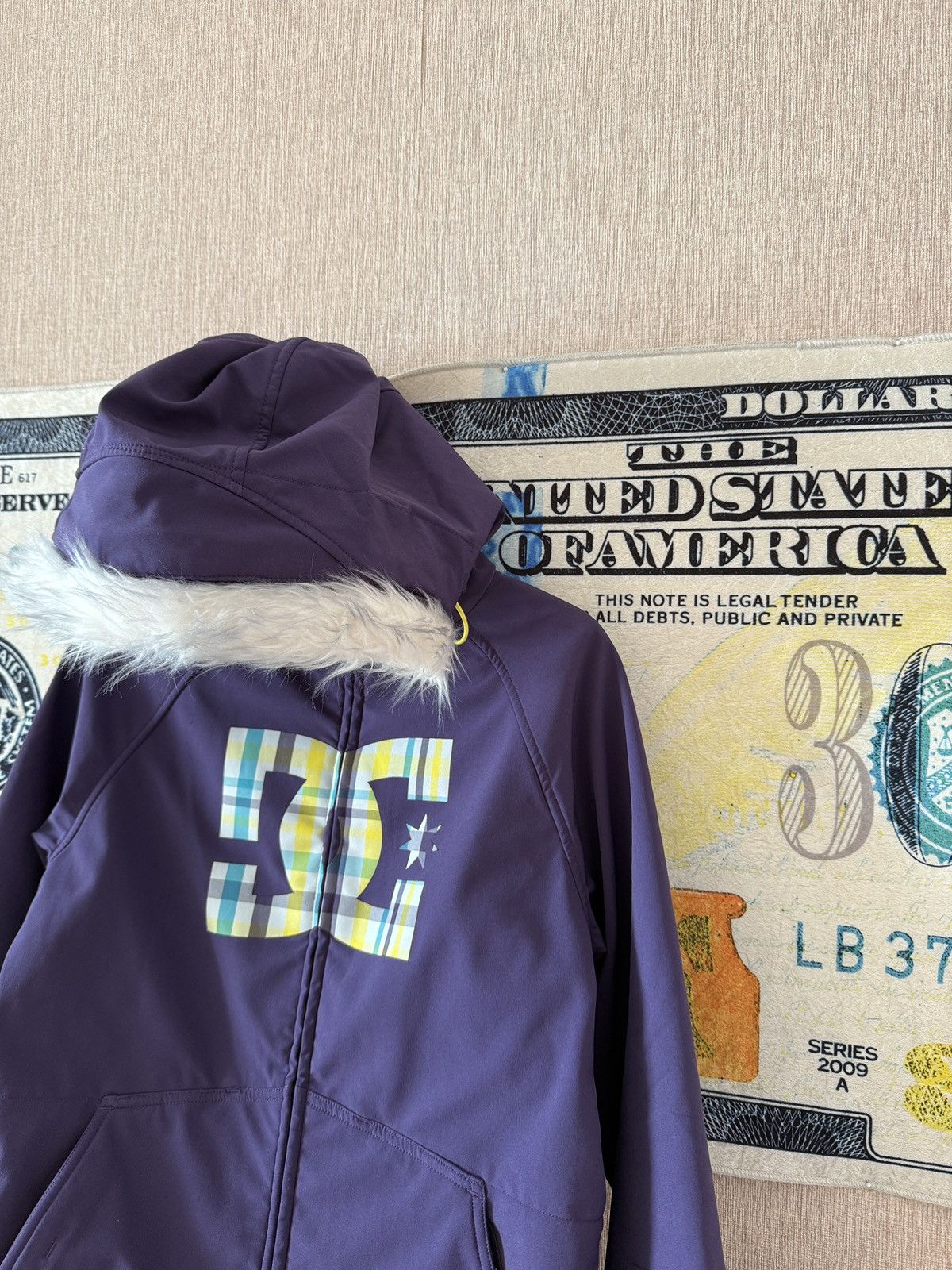 Other Vintage DC Shoes Jacket Faux Fur Hood Big Logo Ski Womens Size M / US 6-8 / IT 42-44 - 4 Thumbnail