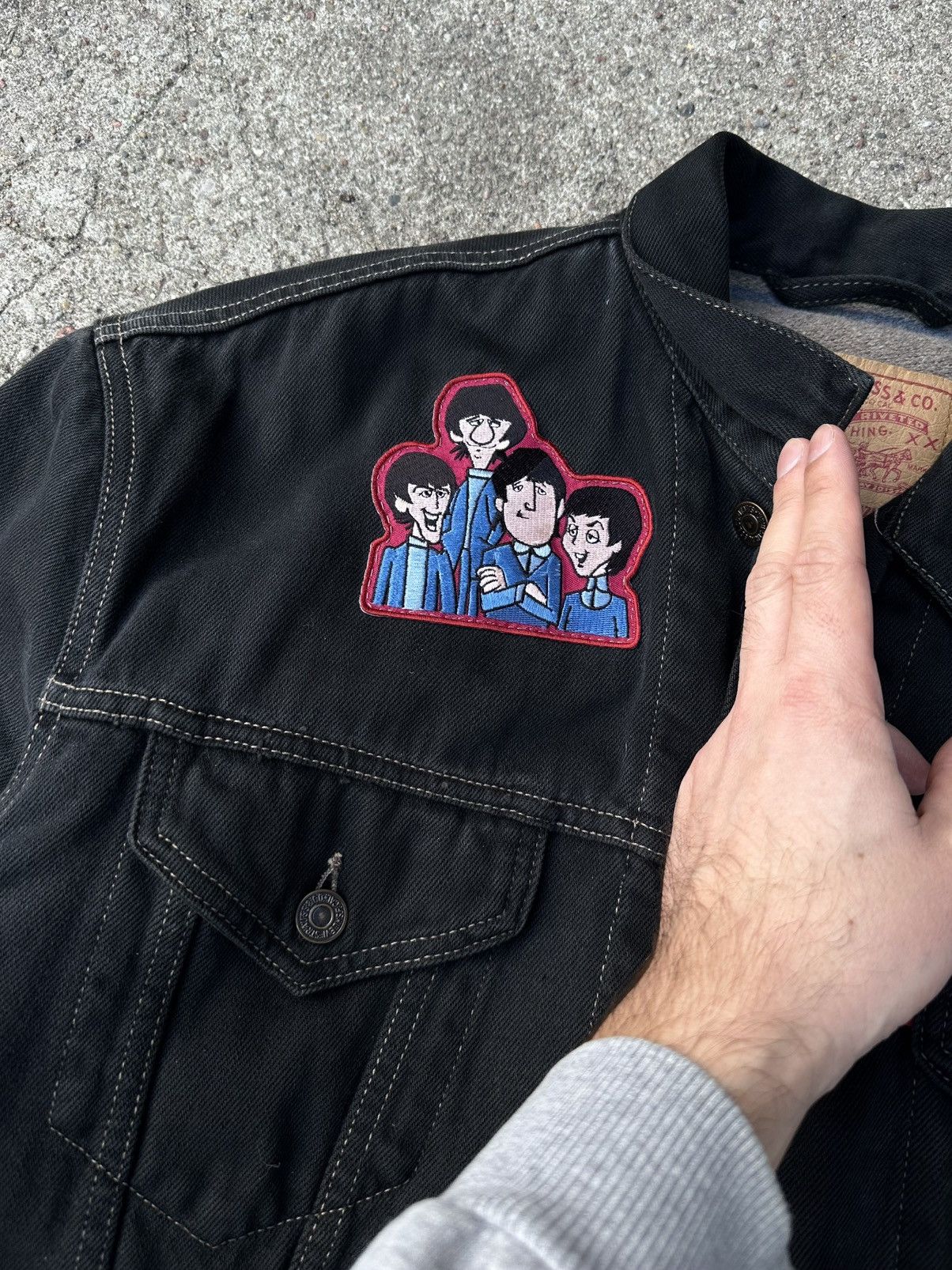 Band Tees × Levi's × Levi's Vintage Clothing Levi's x The Beatles black denim 90s vinatge jacket size L Size US L / EU 52-54 / 3 - 3 Thumbnail