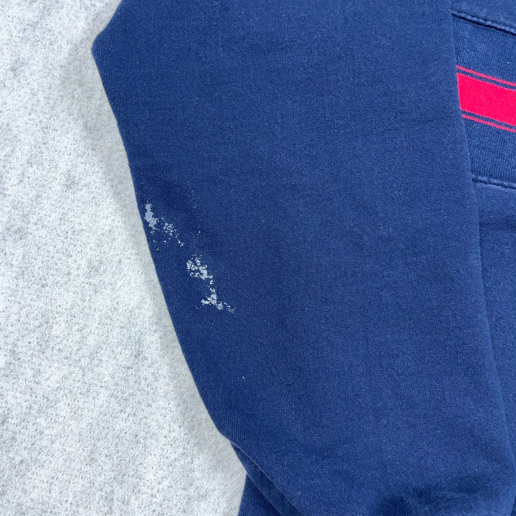 Tommy Hilfiger VINTAGE Tommy Hilfiger Sweatshirt Men Large Navy Blue Crewneck 90s Logo Embroidered Hits Size US L / EU 52-54 / 3 - 5 Thumbnail