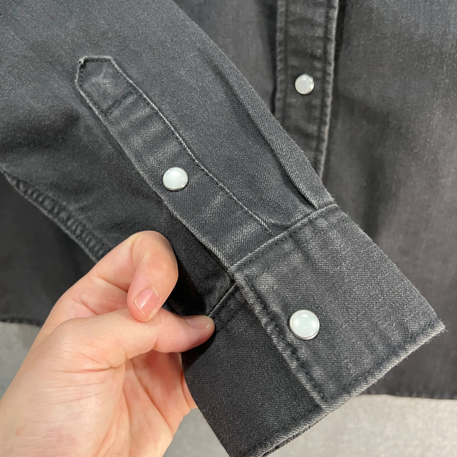 Levi's Levi's Women's The Ultimate Western Shirt, Black, Small Size S / US 4 / IT 40 - 16 Thumbnail