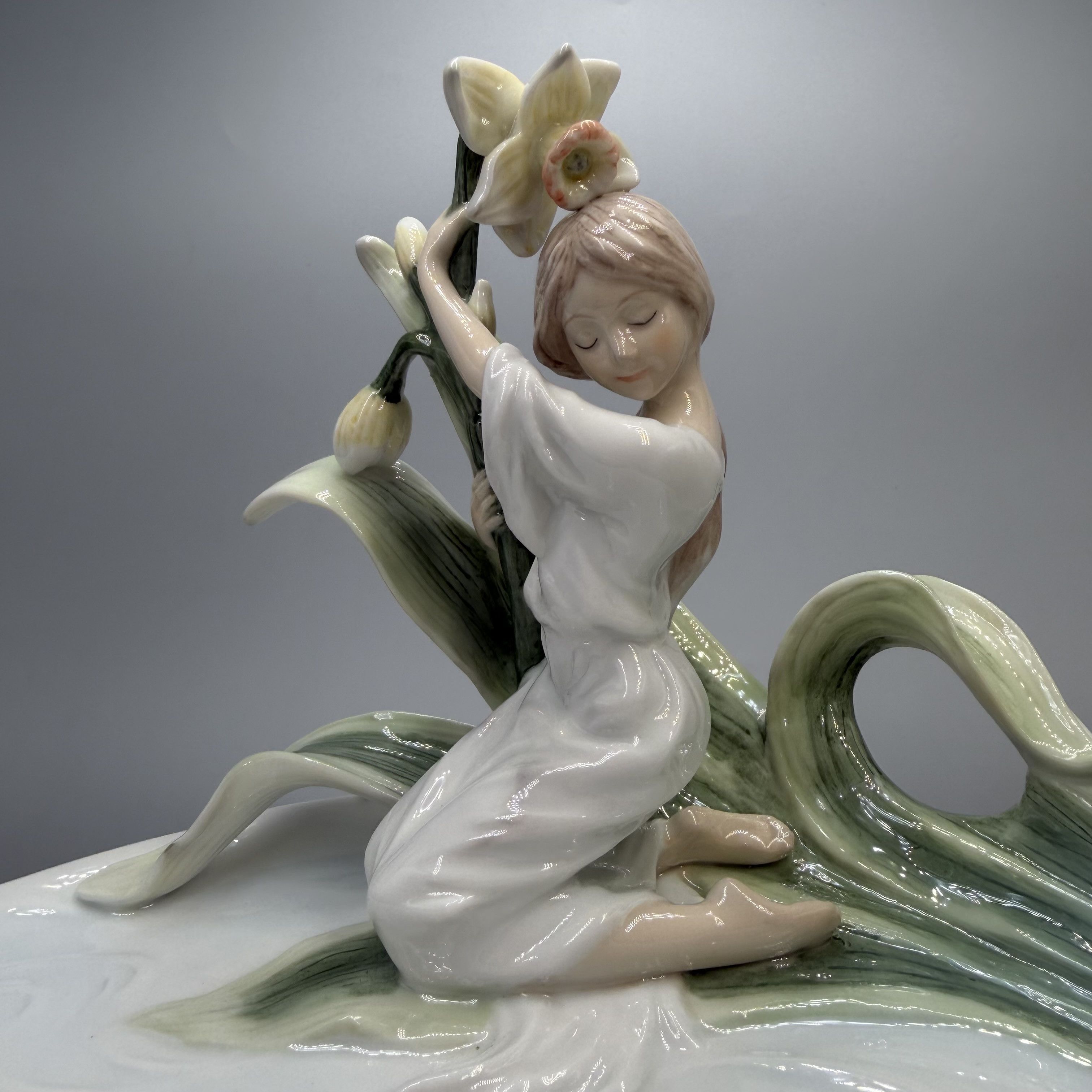 Other Unicorn Studio Porcelain Girl Daffodil Tray Dish Figurine Size ONE SIZE - 7 Thumbnail