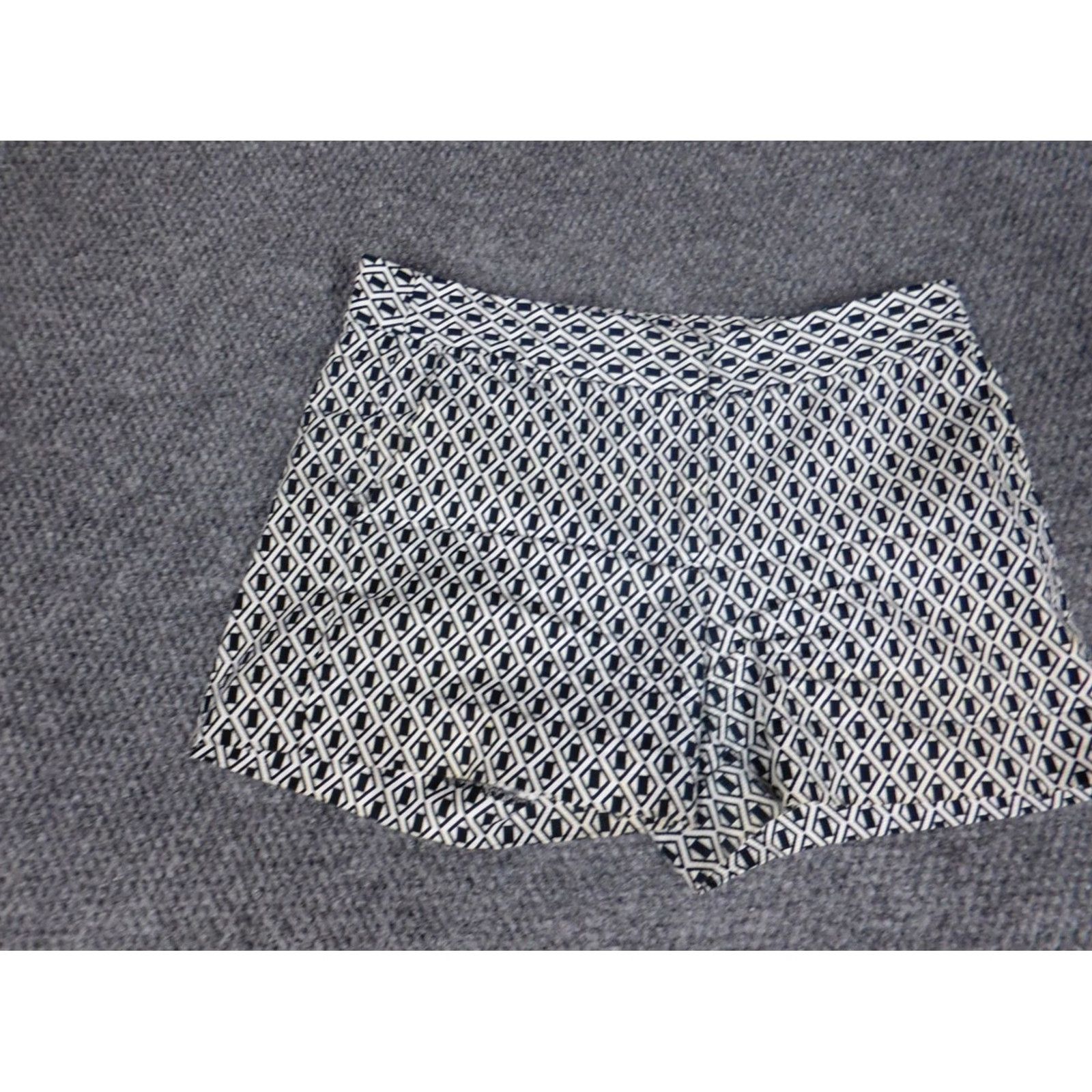 Vintage Joe Fresh Womens Shorts 2 White chino Floral Casual Mid Rise Flat Front Cotton Spandex Knit Slimming Walking Regular Zip Front Size 30" / US 8 / IT 44 - 2 Thumbnail