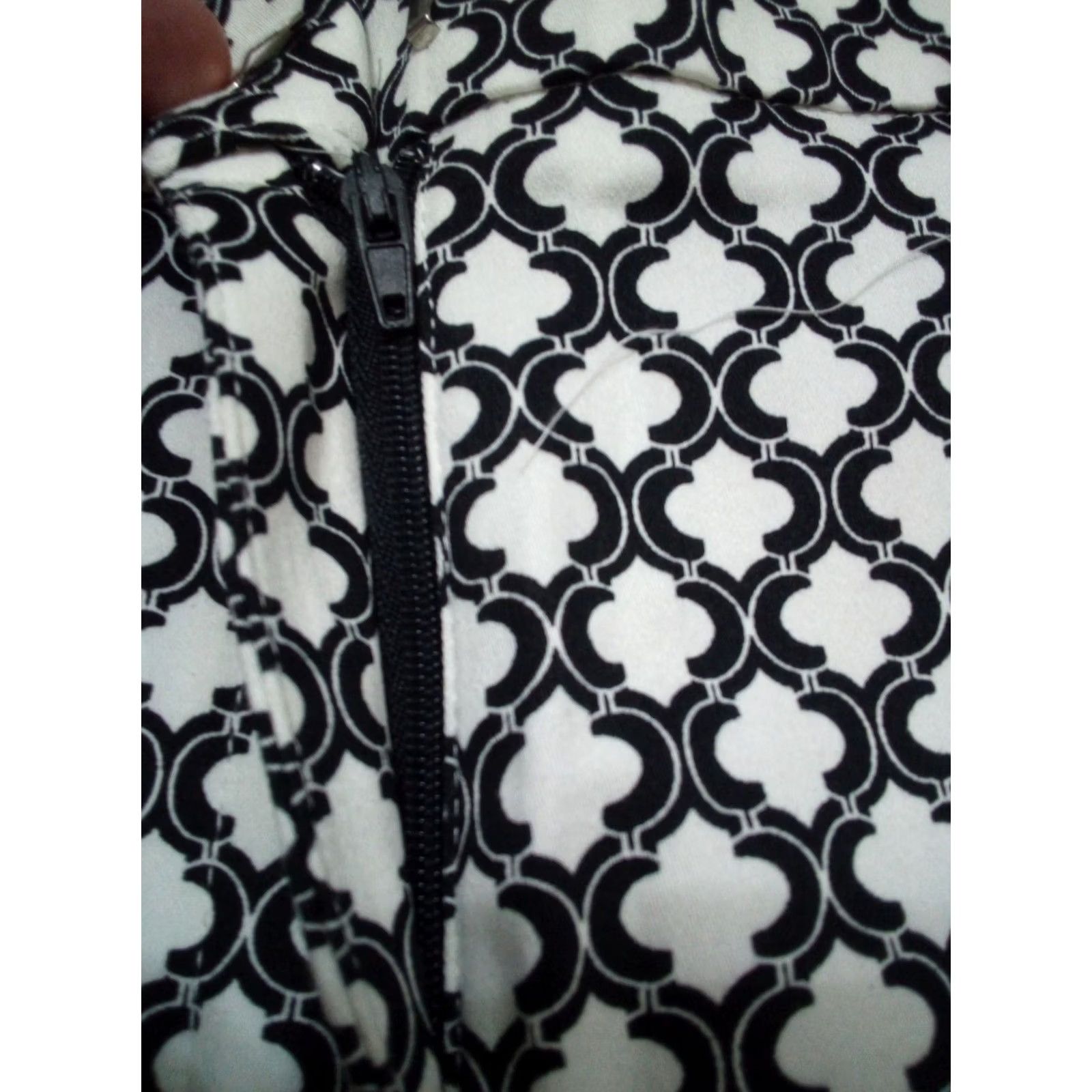 Vintage Susan Graver Bermuda Shorts Women 8 Black & White Geometric Stretch Flat Front Size 30" / US 8 / IT 44 - 6 Thumbnail