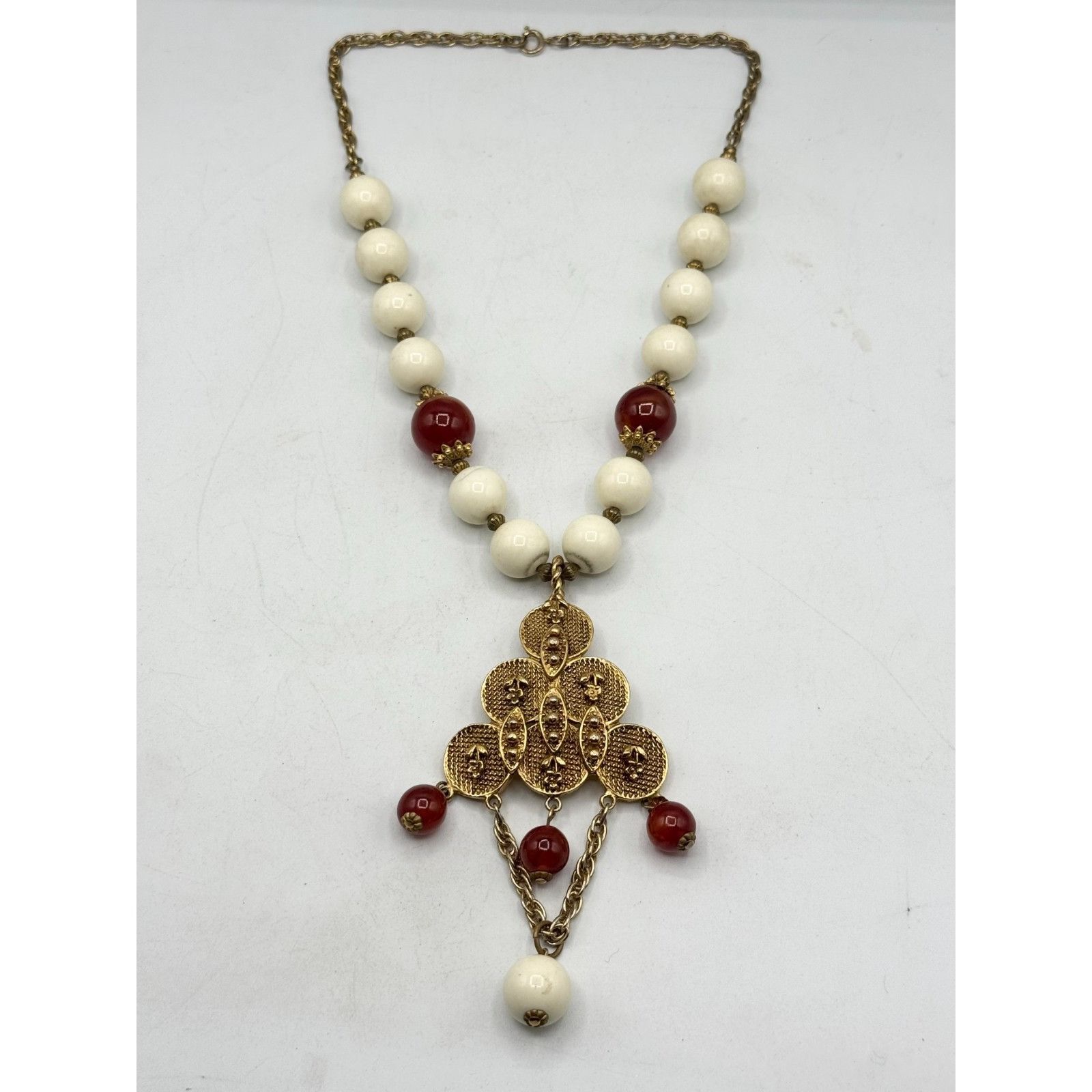 Vintage Vintage white and red beaded gold brutalist pendant necklace Size ONE SIZE - 4 Thumbnail