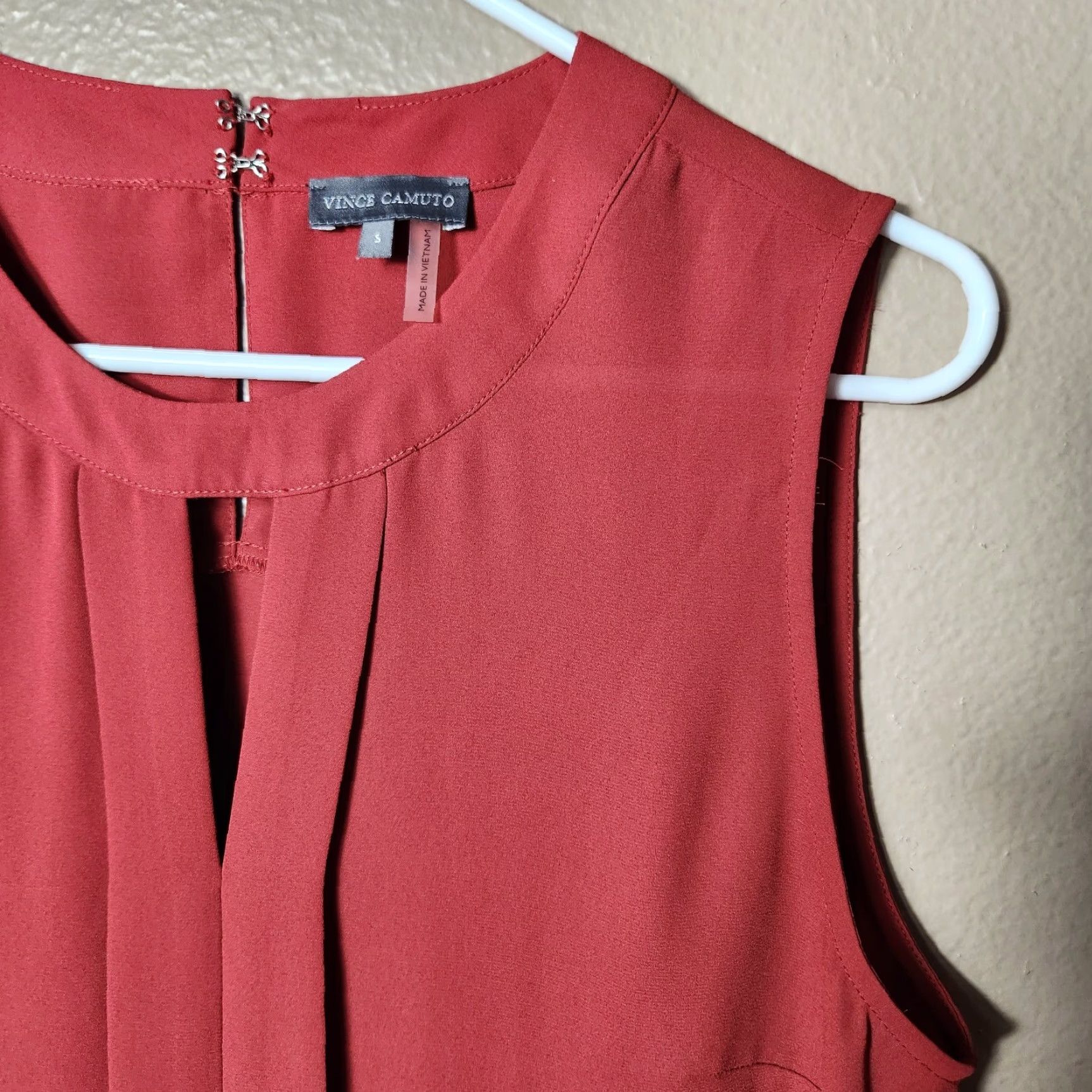 Vince Camuto Vince Camuto Rust Pleat Front Split Neck Sleeveless Tunic Blouse-Size S Size S / US 4 / IT 40 - 2 Thumbnail