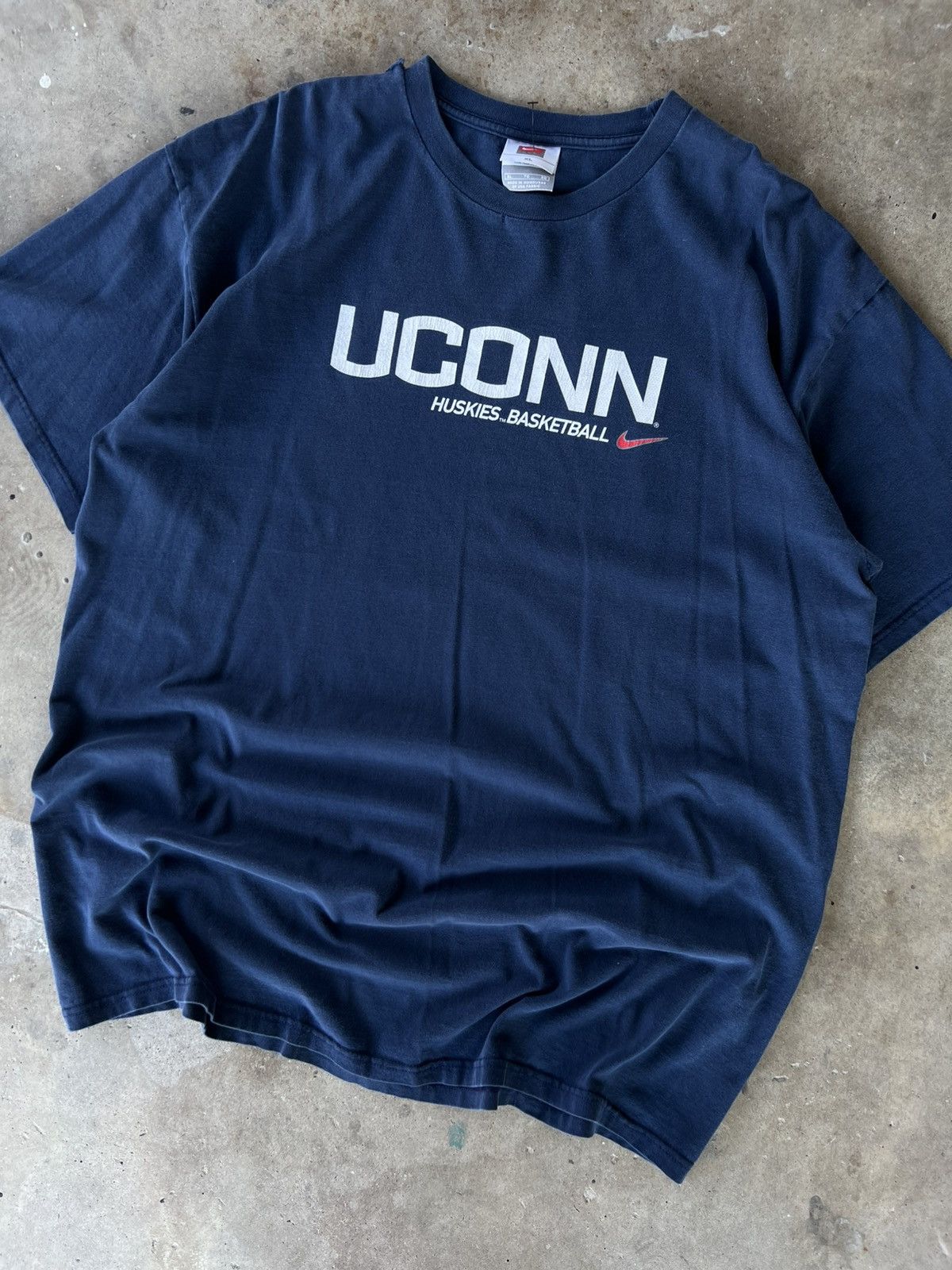 Nike Vintage 2000’s NCAA Nike UConn Huskies T Shirt Size US XL / EU 56 / 4 - 1 Thumbnail