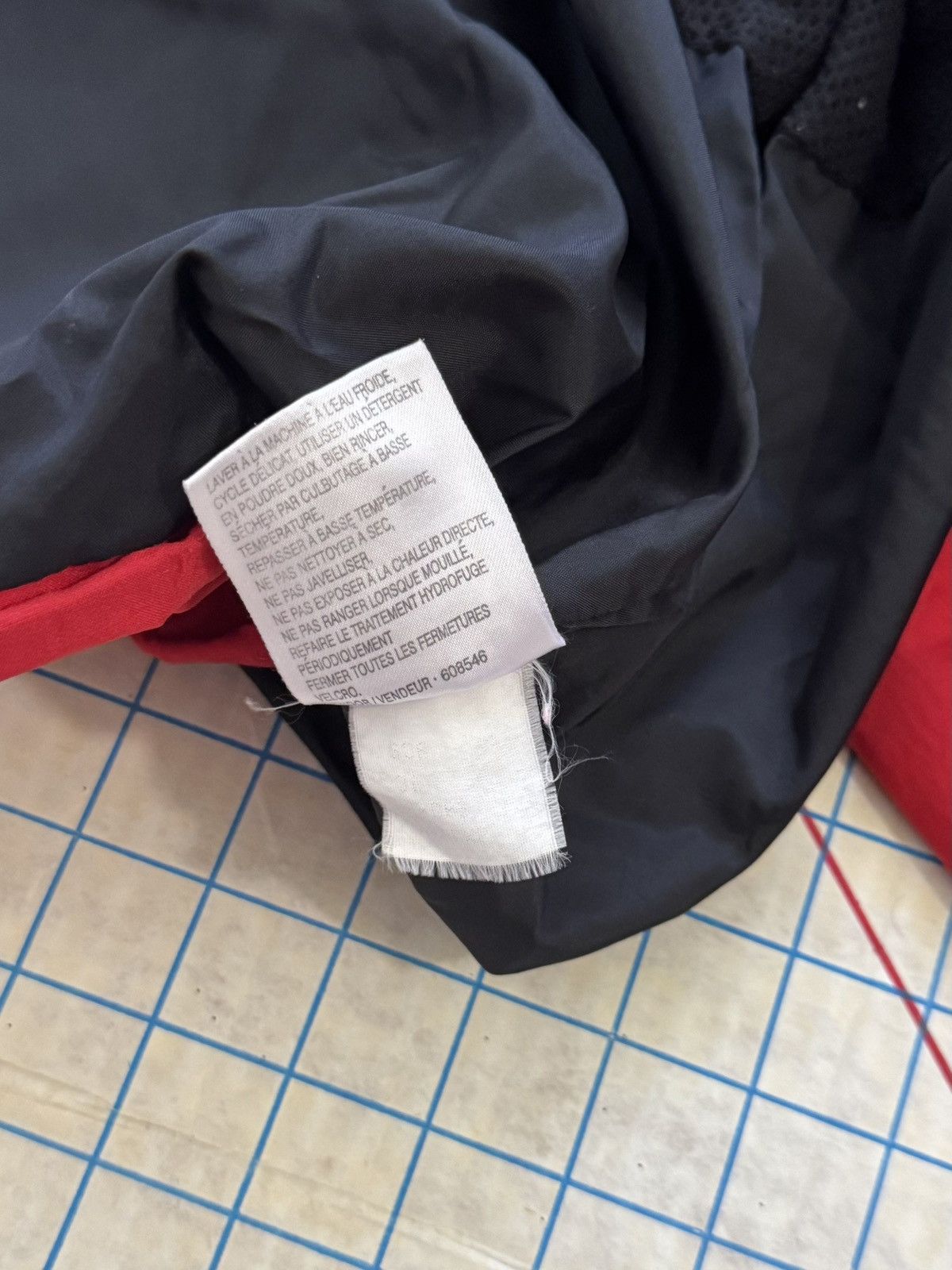 The North Face Vintage The North Face Hydroseal Jacket Black and Red Size L Size US L / EU 52-54 / 3 - 15 Thumbnail