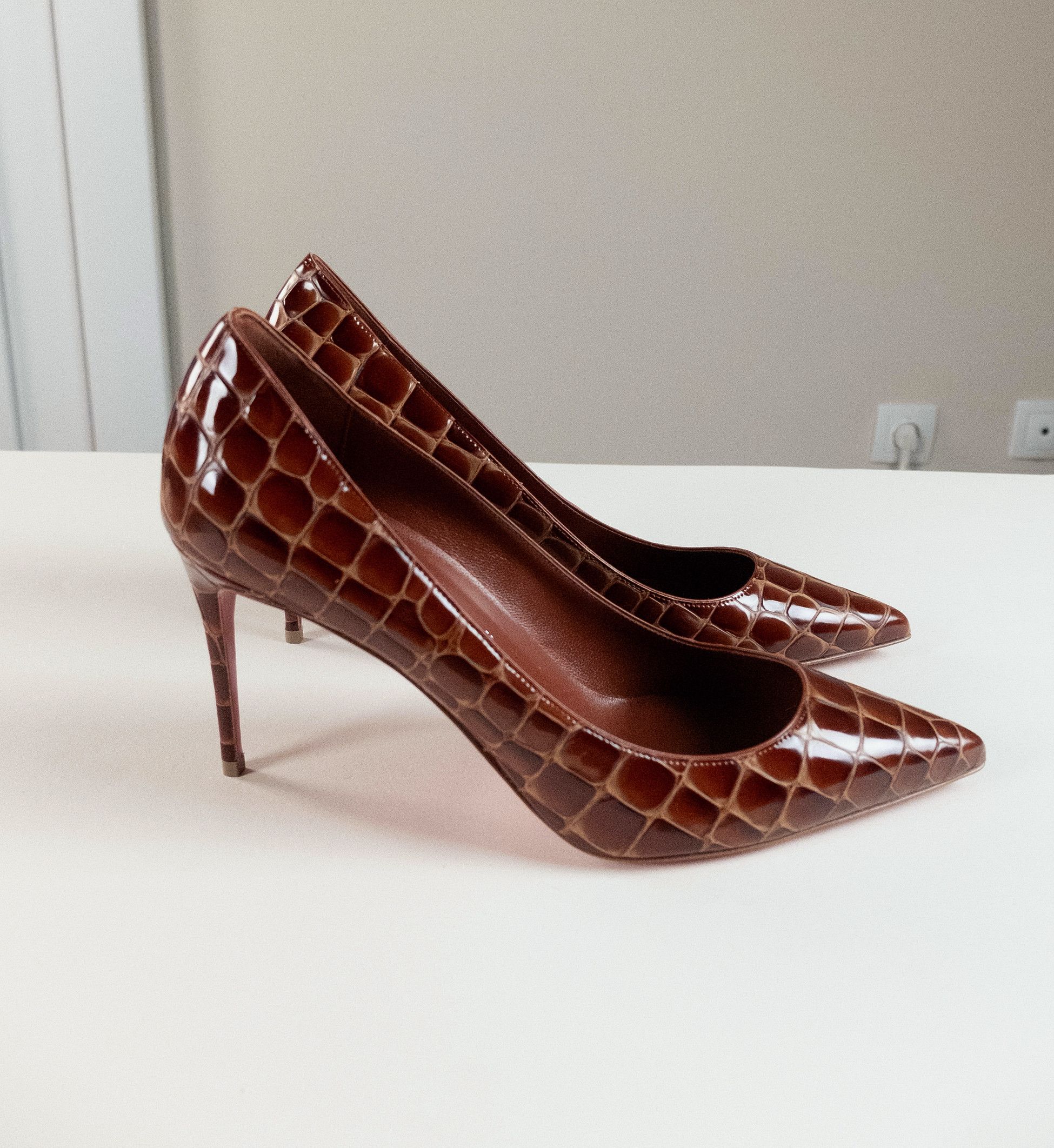 Christian Louboutin CHRISTIAN LOUBOUTIN Kate brown alligator embossed pumps 10 Size US 10 / IT 40 - 6 Thumbnail