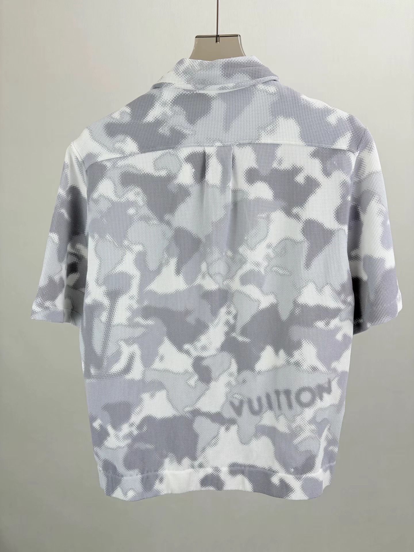 Louis Vuitton LV Men's Short Sleeve Shirt Size US M / EU 48-50 / 2 - 2 Thumbnail