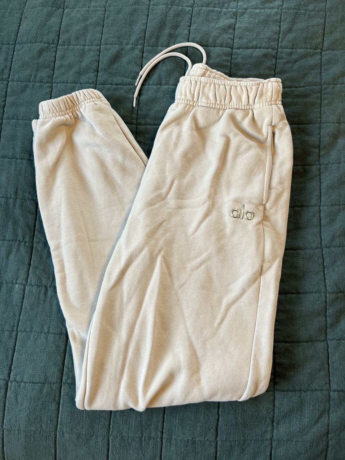 Alo Yoga Alo Yoga Cream Joggers Size 27" / US 4 / IT 40 - 1 Thumbnail