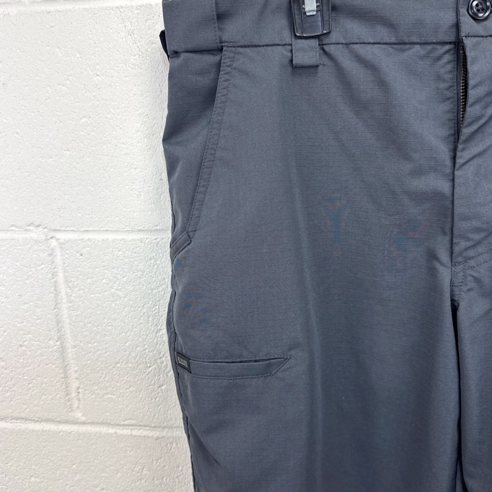 Vintage 5.11 Tactical Men's Cargo Pants Charcoal Gray 36x30 Casual Workwear 5-Pocket Cargo Pockets Herringbone Cotton Polyester Blend Gray Mens Pants Size US 36 / EU 52 - 2 Thumbnail