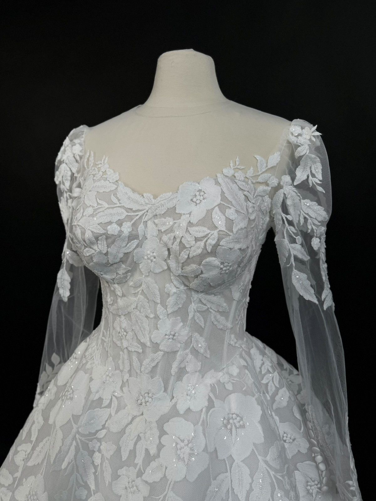 Other US 10 Anna Augusta Embroidered Lace Bridal Gown Size L / US 10 / IT 46 - 5 Thumbnail