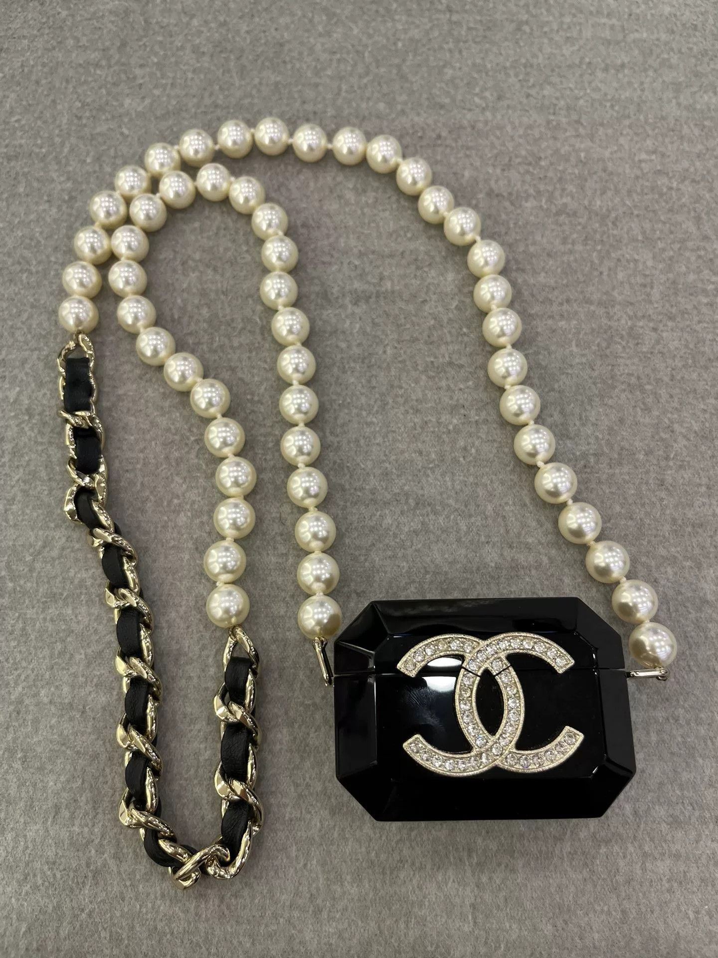 Chanel Pre-loved Bag Very good condition Size ONE SIZE - 1 Thumbnail