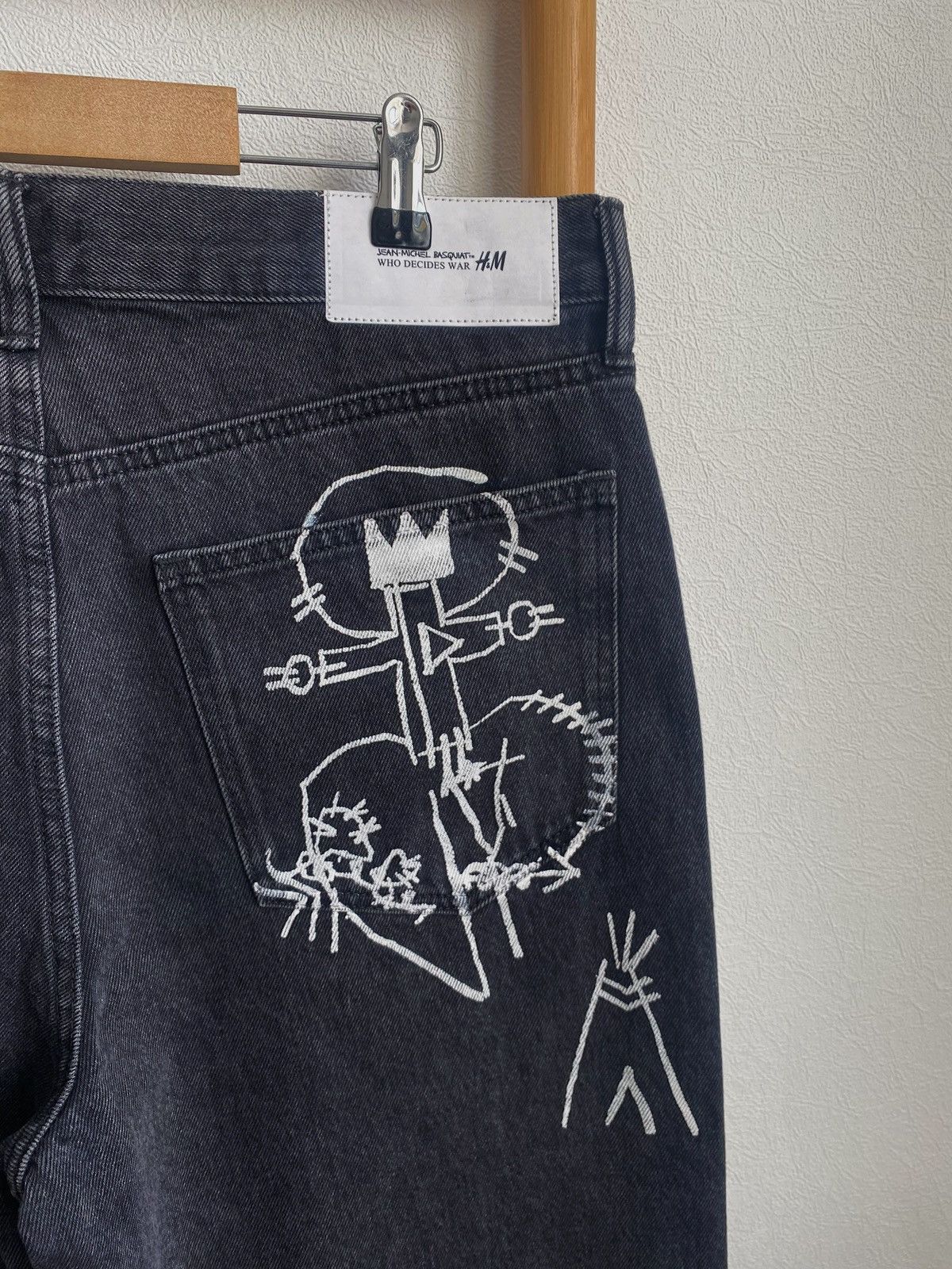 H&M × Jean-Michel Basquiat × Who Decides War Who Decides War Baggy denim jeans H&M x Basquiat x Ev&Tela Size US 33 - 6 Thumbnail