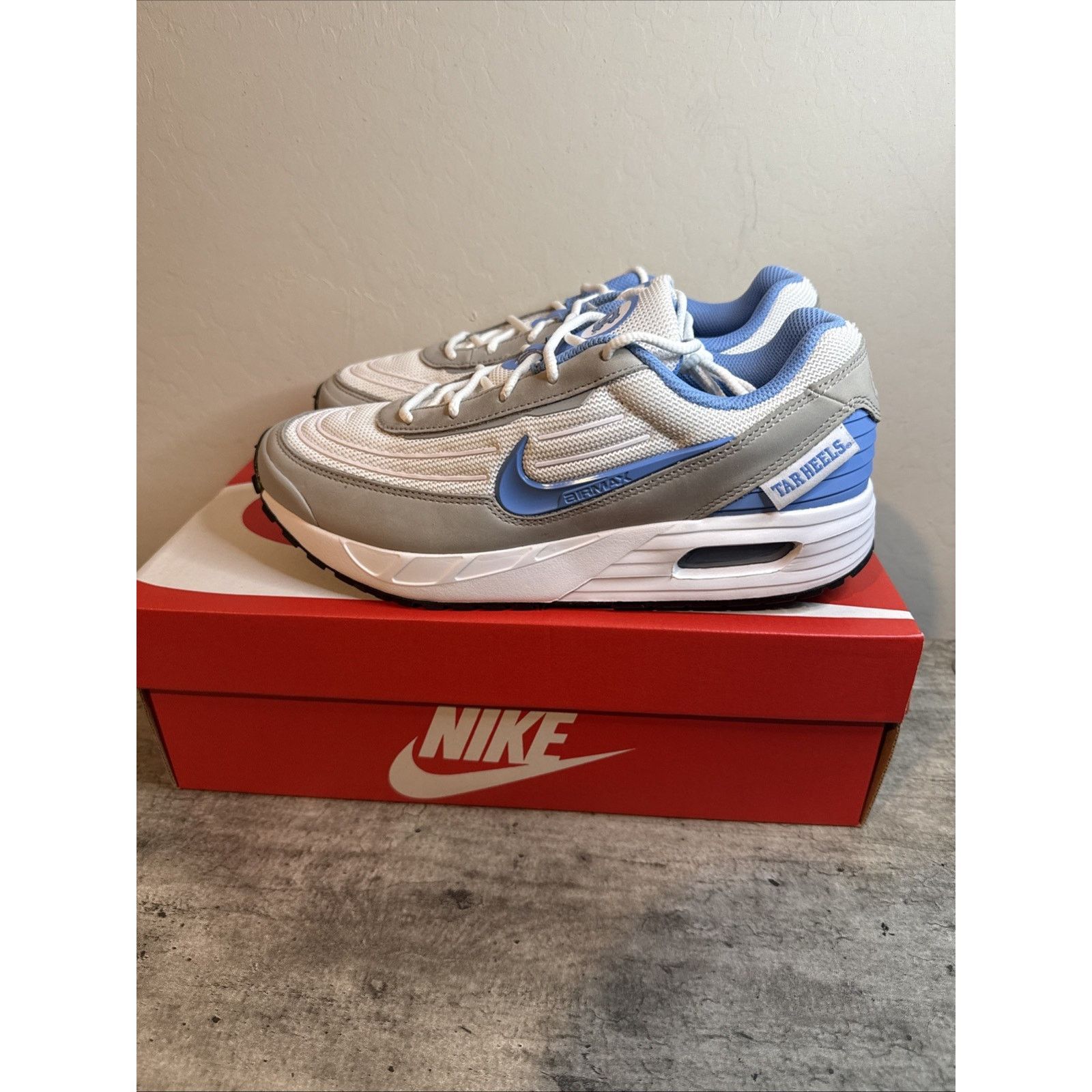 Nike Nike Air Max Verse North Carolina UNC White ValorBlue Size 7 Size US 7 / EU 40 - 1 Thumbnail