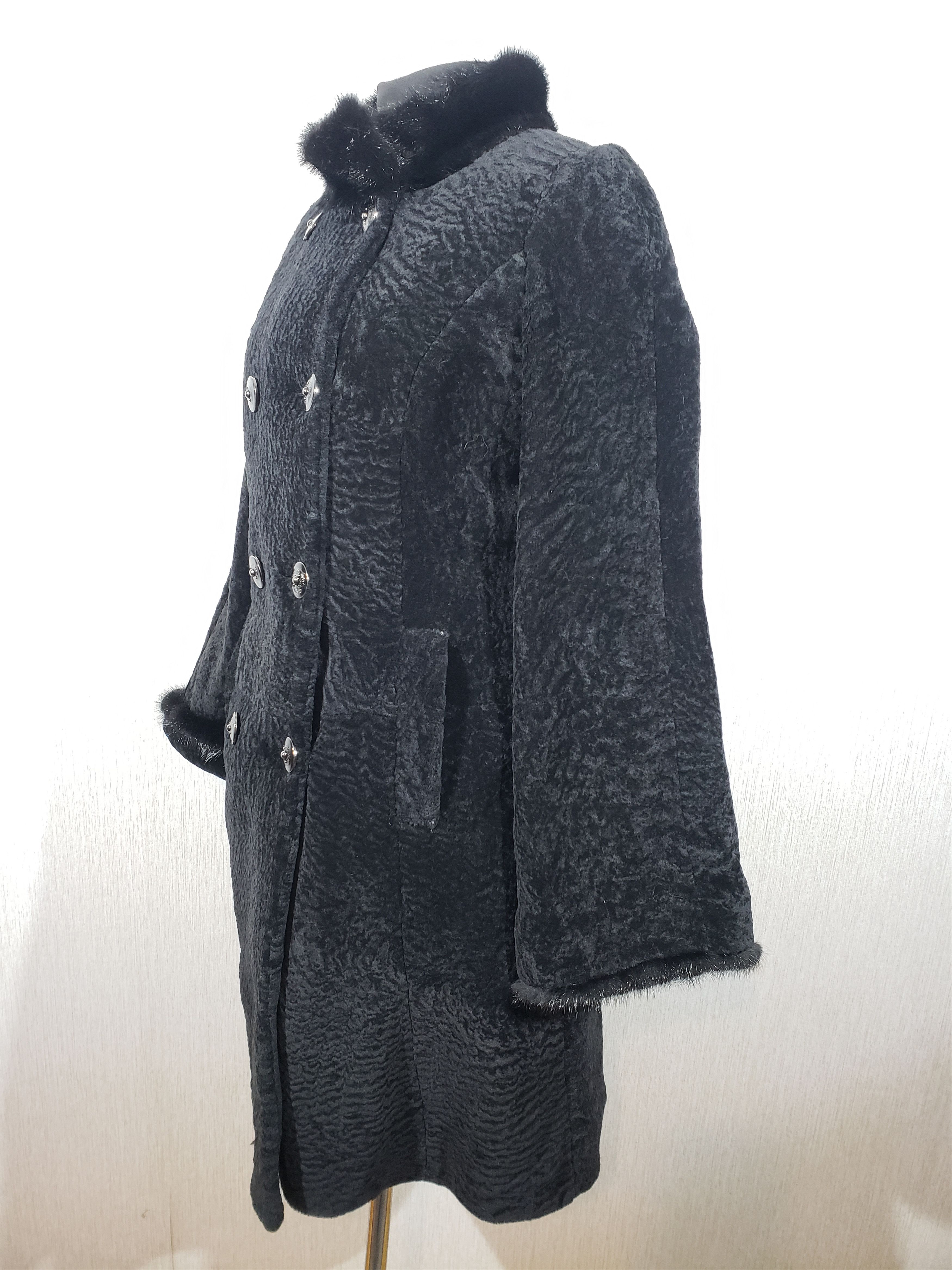 Uniqlo Black women's fur coat with a sheepskin and mink collar. Size L / US 10 / IT 46 - 2 Thumbnail