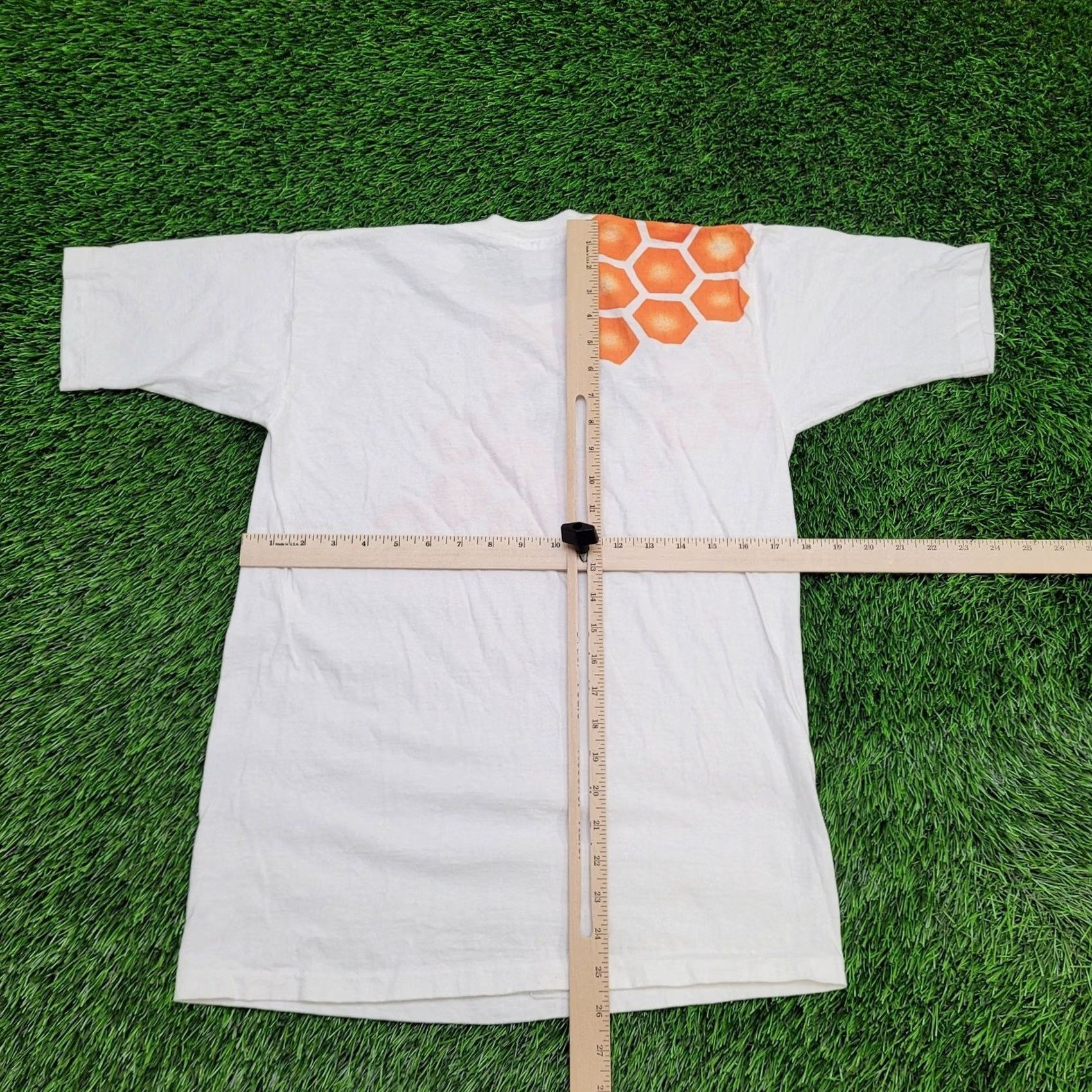 Vintage VINTAGE 90s Bee Honeycomb Shirt S/M White USA Bumblebee Graphic Tee Shirt Mens M Short Sleeve Crew Neck 1990s Vintage Size US M / EU 48-50 / 2 - 3 Thumbnail