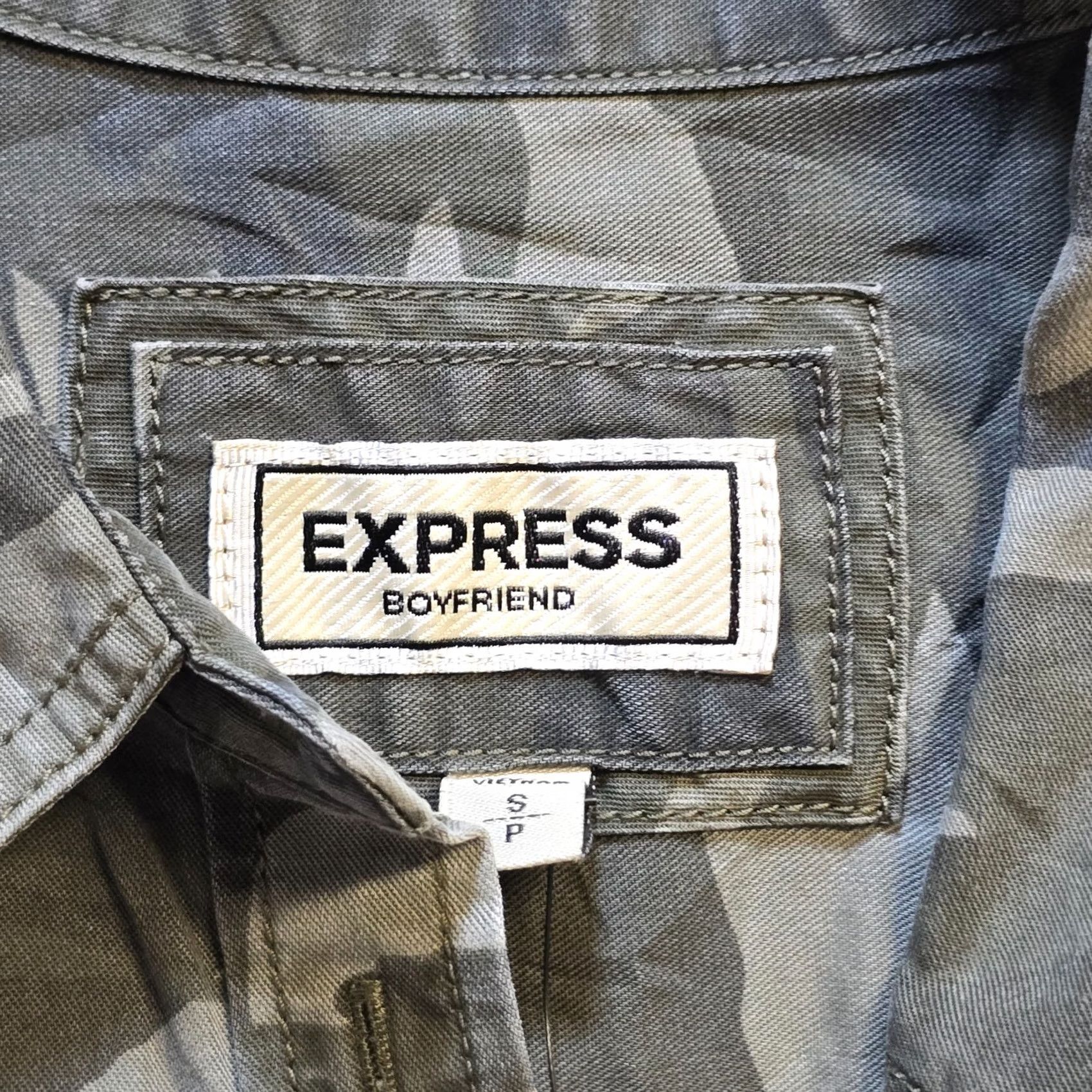 Express Express Top Womens Size Small Green Camo Boyfriend Fit Button Long Sleeve Casual Size S / US 4 / IT 40 - 3 Thumbnail