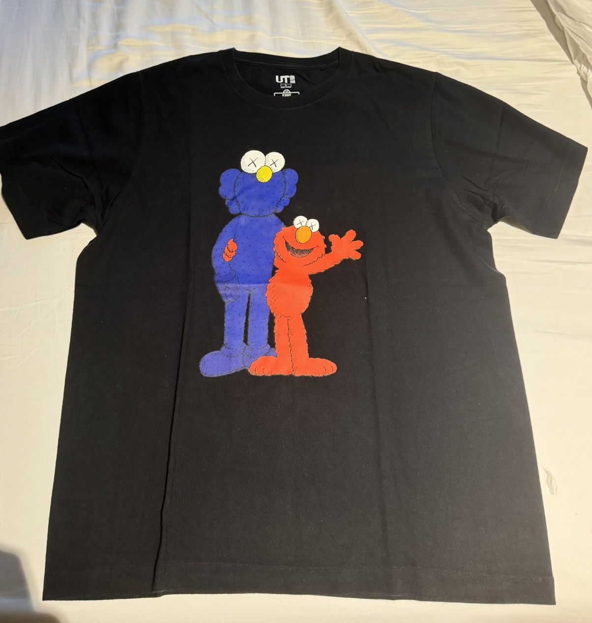 Kaws × Uniqlo Kaws x Sesame Street BFF Elmo Tee Size US L / EU 52-54 / 3 - 1 Thumbnail