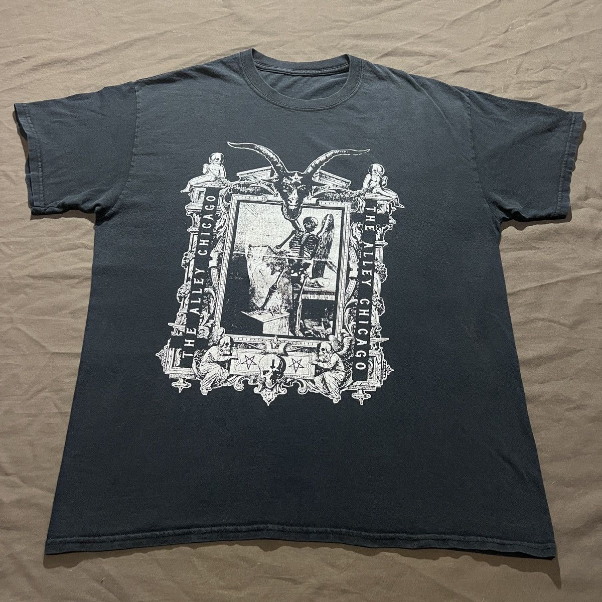 Vintage Y2K The Alley Chicago Metal T Shirt Faded Skull Gothic Punk Size US L / EU 52-54 / 3 - 2 Thumbnail