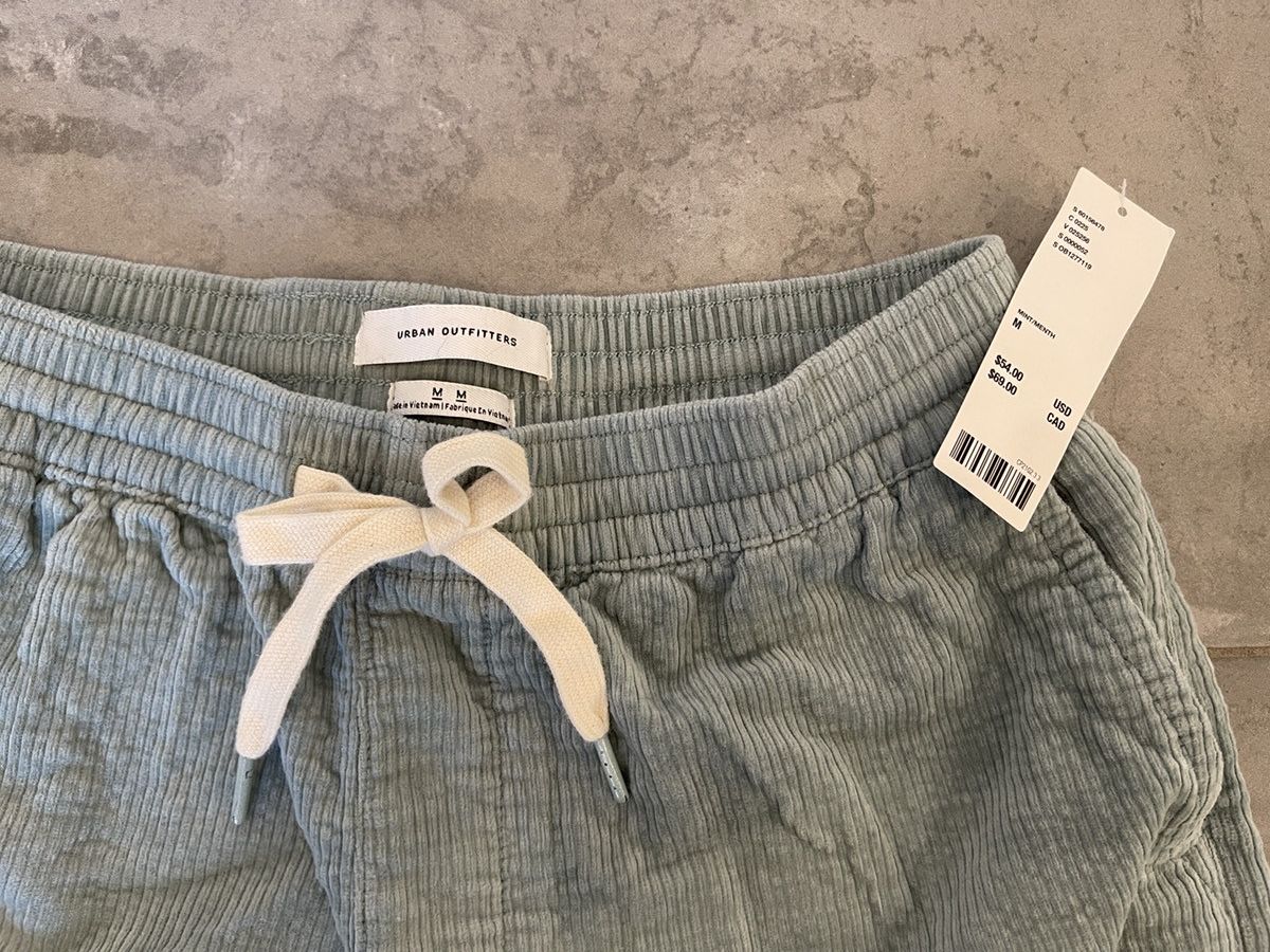 Urban Outfitters Urban outfitters corduroy shirts size medium Size US 32 / EU 48 - 2 Thumbnail